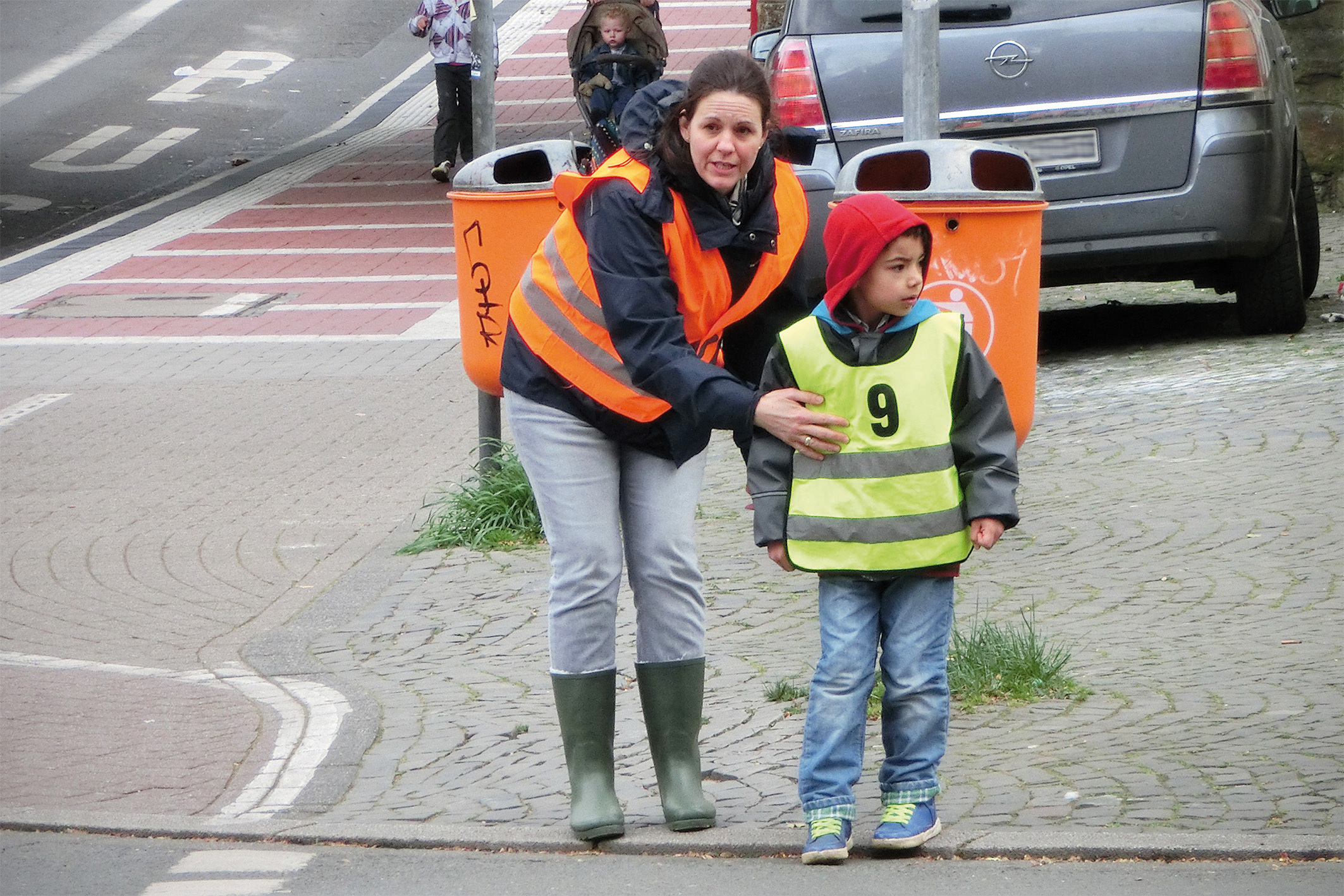 Steckenposten sorgten für die Sicherheit der KiTa-Kinder vom Mandelweg, die auf dem Weg zum „Fußgänger-Führerschein“ allein in Höntrop unterwegs waren.