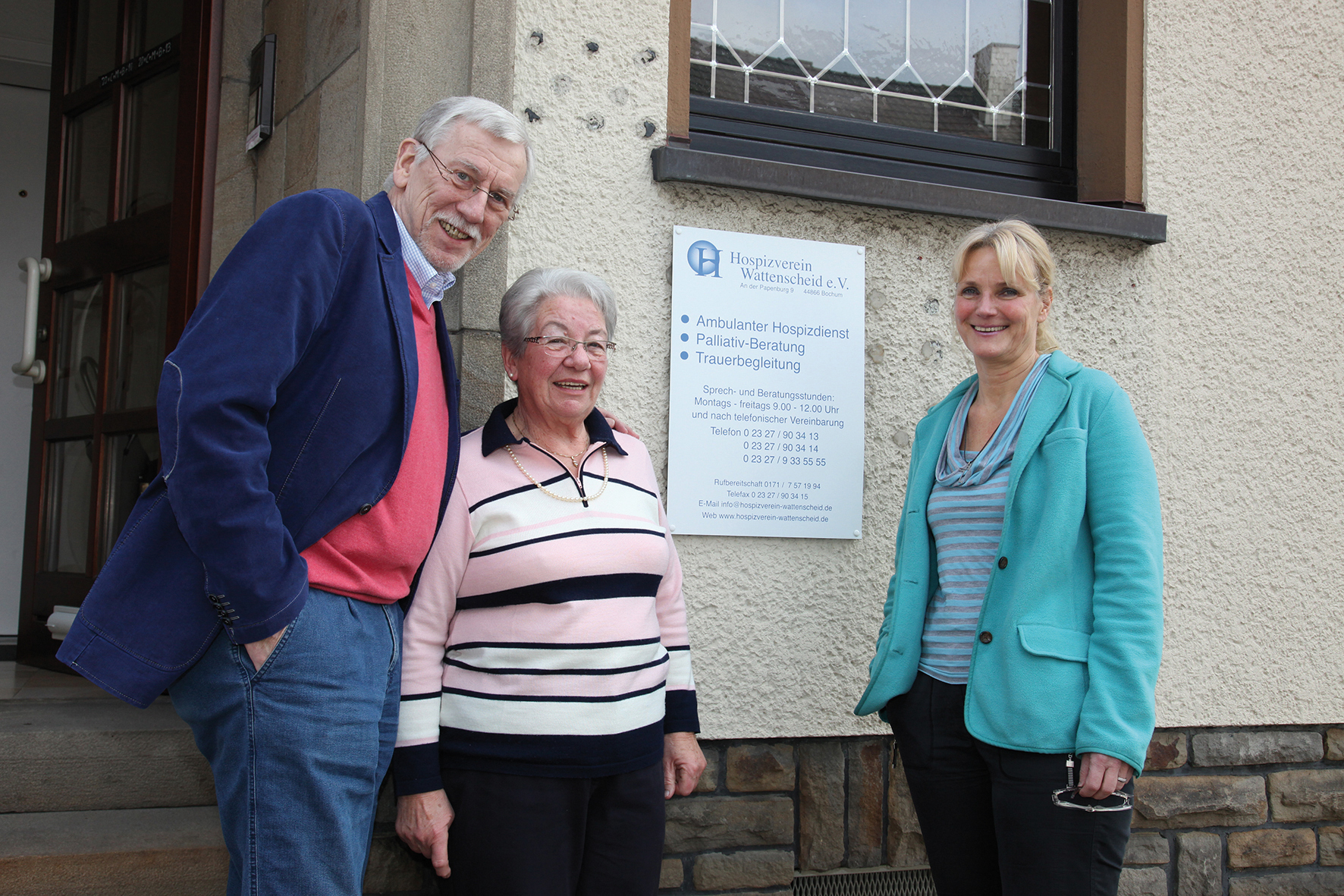 Siegfried Schirmer, Karin Koßmann und Christel Müller-Ovelhey (r.) engagieren sich für den Hospizverein, der seit mehr als 20 Jahren einen wichtigen Baustein im Palliativnetz Wattenscheids darstellt.