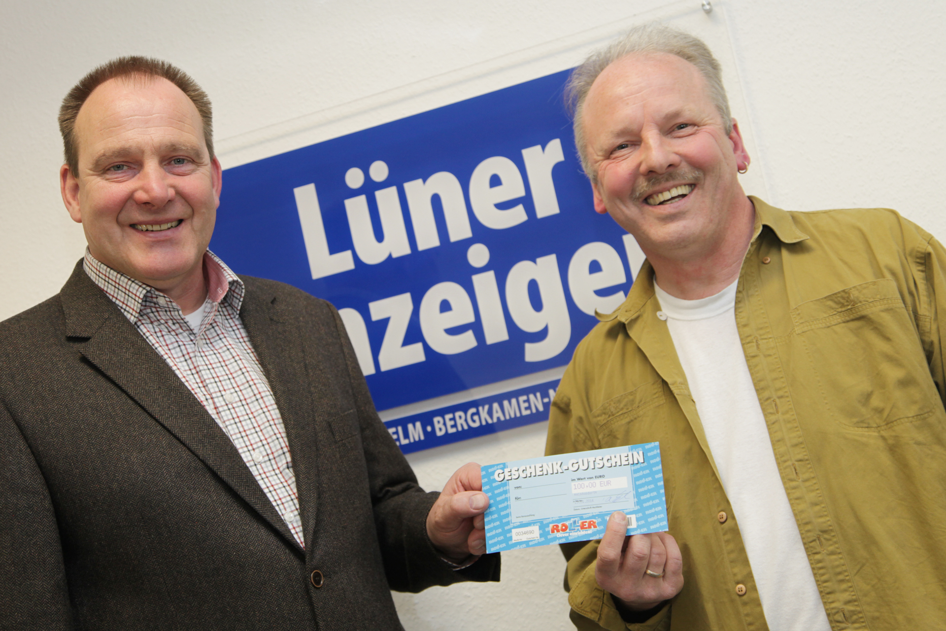 Ralf Darpe, Objektleiter des Lüner Anzeigers, übergab den Gutschein an Klemens Glenz.