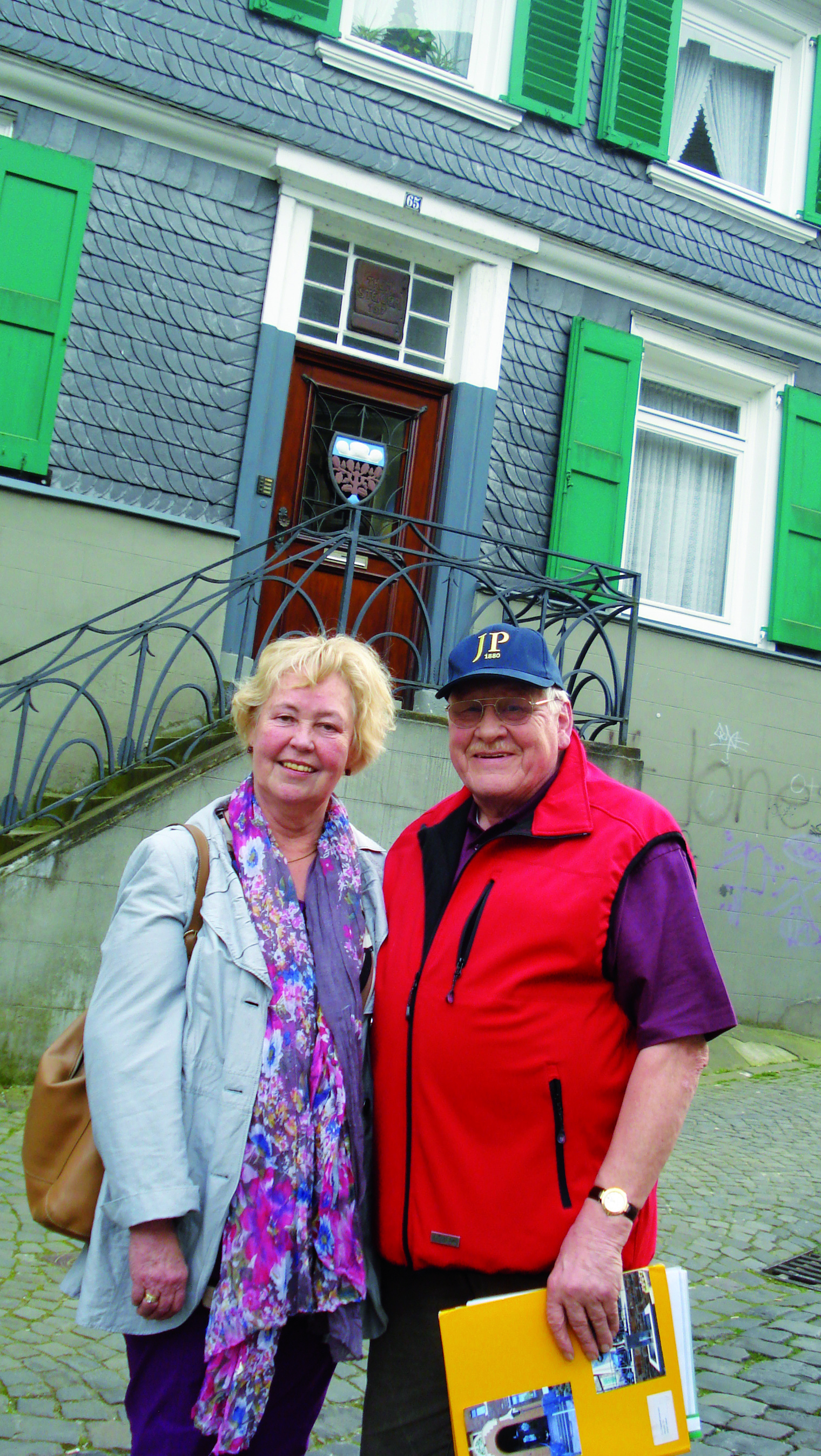 Rose und Karl Goldmann vor dem Haus „Them Steiger“ an der Langenberger Hauptstraße. Foto: von Lauff