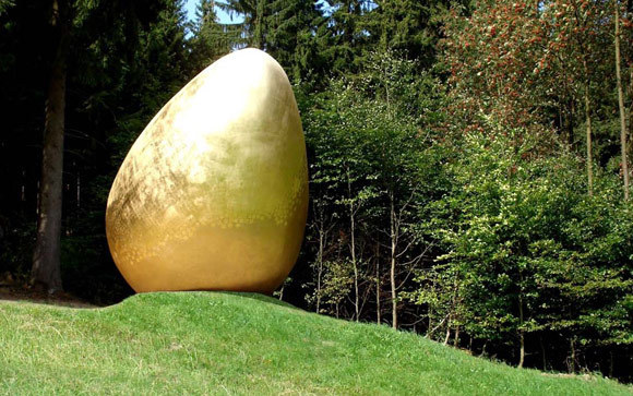 Das goldene Ei - imposant - mächtig - es leuchtet eindrucksvoll in der Sonne.