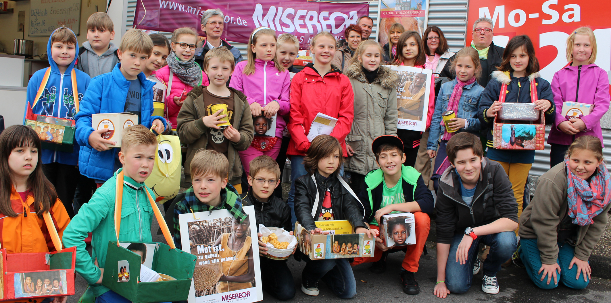 Bei der Coffee-Stopp Aktion - In der oberen Reihe: Roswitha Göbel Wiemers, begleitende Eltern: Stefanie Hansmeier, Ingo Ruppel, Tanja Grillmayer, Heike Alter und die Klassenlehrerin Frau Lagemann