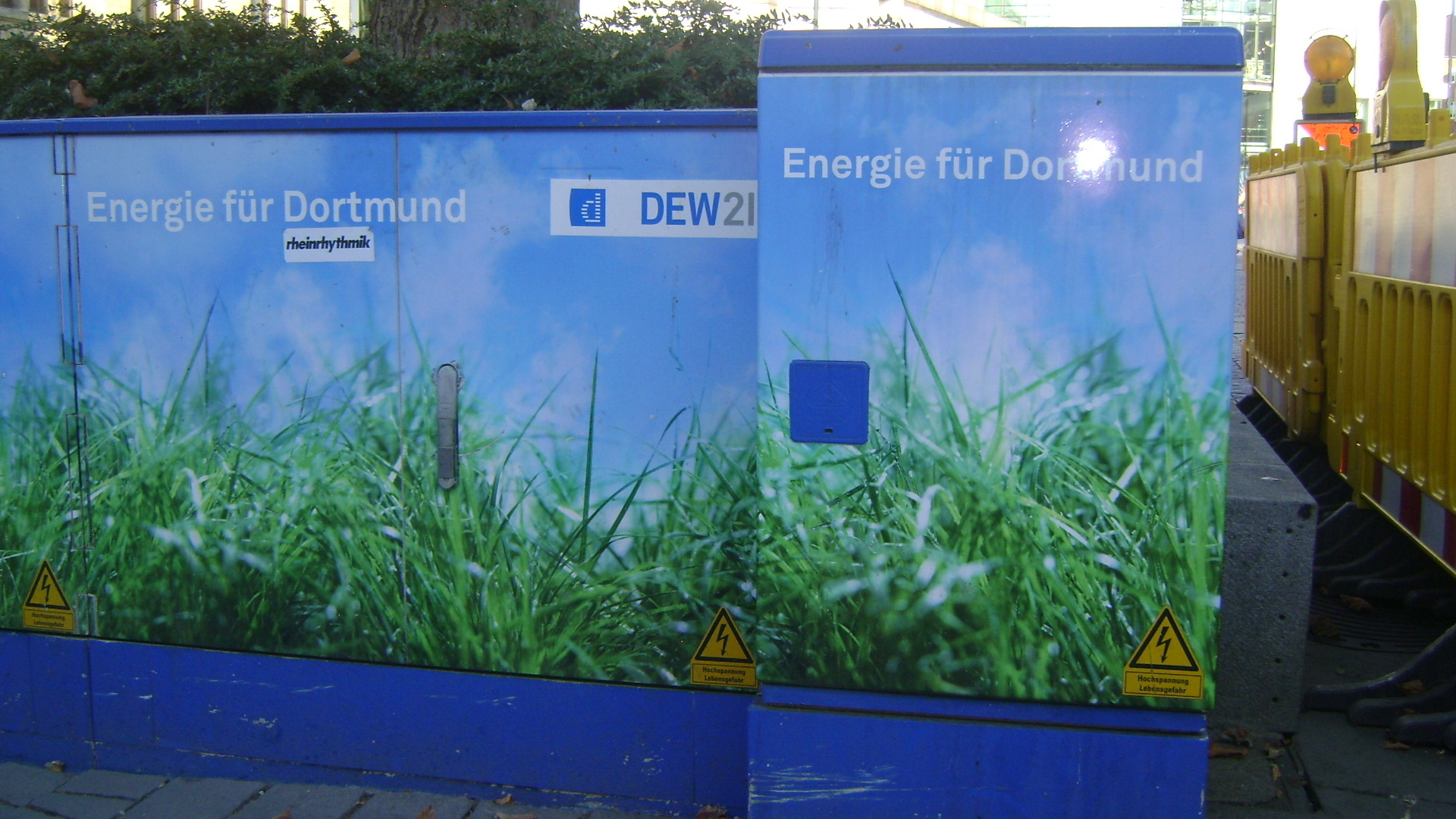 "Eine lokal gesteuerte Energieversorgung, gestützt auf dezentrale Erzeugung, kurze Netzwege und erneuerbare Energieträger, bietet sowohl ökologische als auch regional- und volkswirtschaftliche Vorteile. Für die Stadt und uns Verbraucher ist sie wirtschaftlicher als die Abhängigkeit von marktbeherrschenden, weltweit operierenden Großkonzernen, für die Arbeitsplätze nur Kostenfaktoren sind.", so das Bündnis DEW-kommunal, welches sich für die komplette Rekommunalisierung der DEW21 einsetzt.