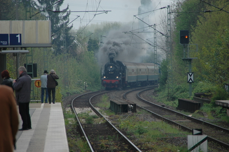 Einfahrt der Dampflok 38 2267 im Bahnhof-Höntrop Foto: Peter Siama