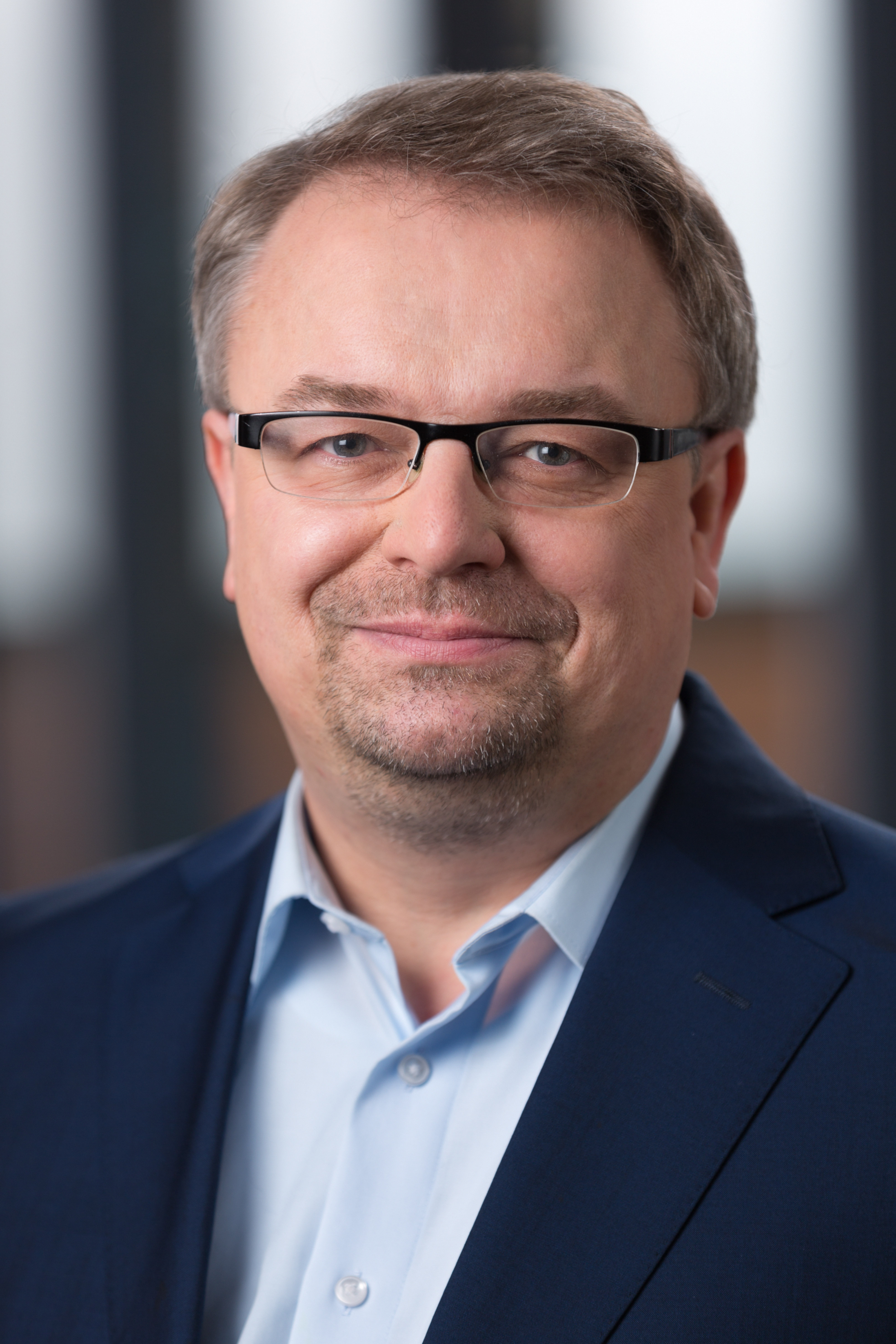 Der Essener Sozialdemokrat Jens Geier vertritt die Städte Duisburg, Essen, Mülheim und Oberhausen, sowie die Kreise Kleve, Viersen und Wesel. In dieser Legislaturperiode ist er Mitglied des Haushaltsausschusses und Sprecher seiner Fraktion im Haushaltskontrollausschuss, außerdem stellvertretendes Mitglied im Ausschuss für Regionalpolitik. Jens Geier liegt mit einem 7. Platz auf der Bundesliste der SPD sehr gut im Rennen.