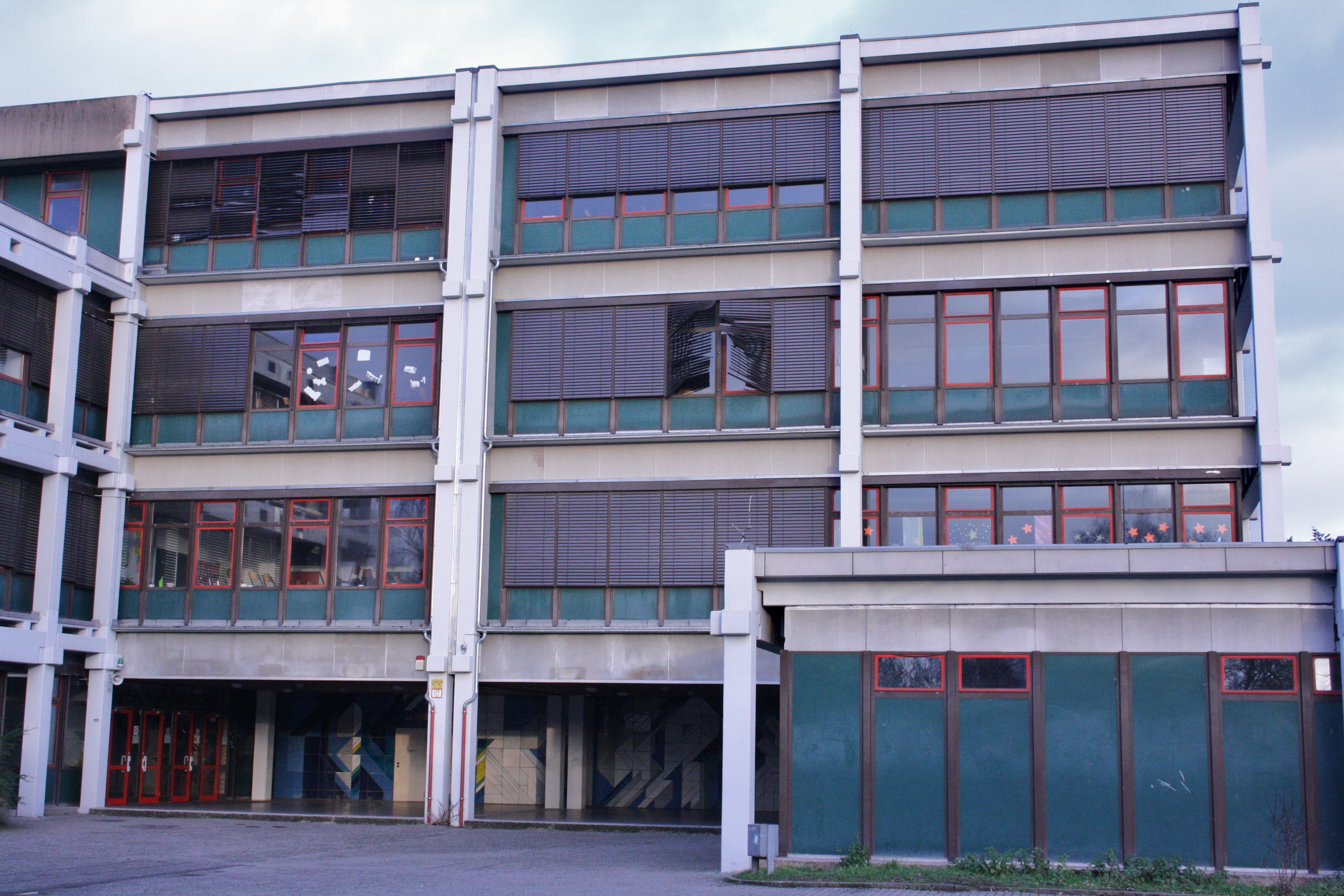 Gustav-Heinemann-Gesamtschule: Wirkungsvolle gute pädagogische Arbeit , engagierte SchülerInnen und LehrerI)nnen brauchen auch ein Gebäude, dass ihre Arbeit nicht behindert, sondern unterstützt. Noch fehlt der Schule diese Architektur - wünschen wir ihr die schnellstmögliche Einweihung einer neugebauten Schule an der Schonnebeckhöfe.