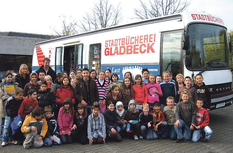 Der Gladbecker Bücherbus versorgt vor Ort die Leseratten in den Stadtteilen