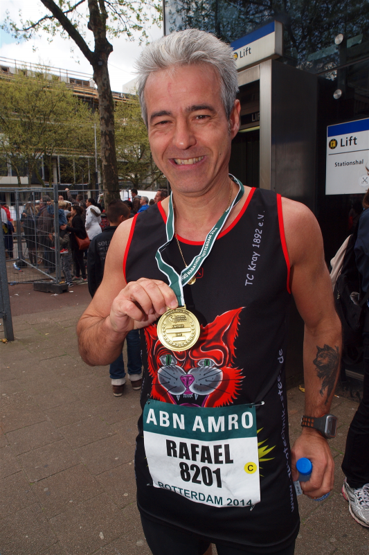Geschafft! Rafa mit Medaille