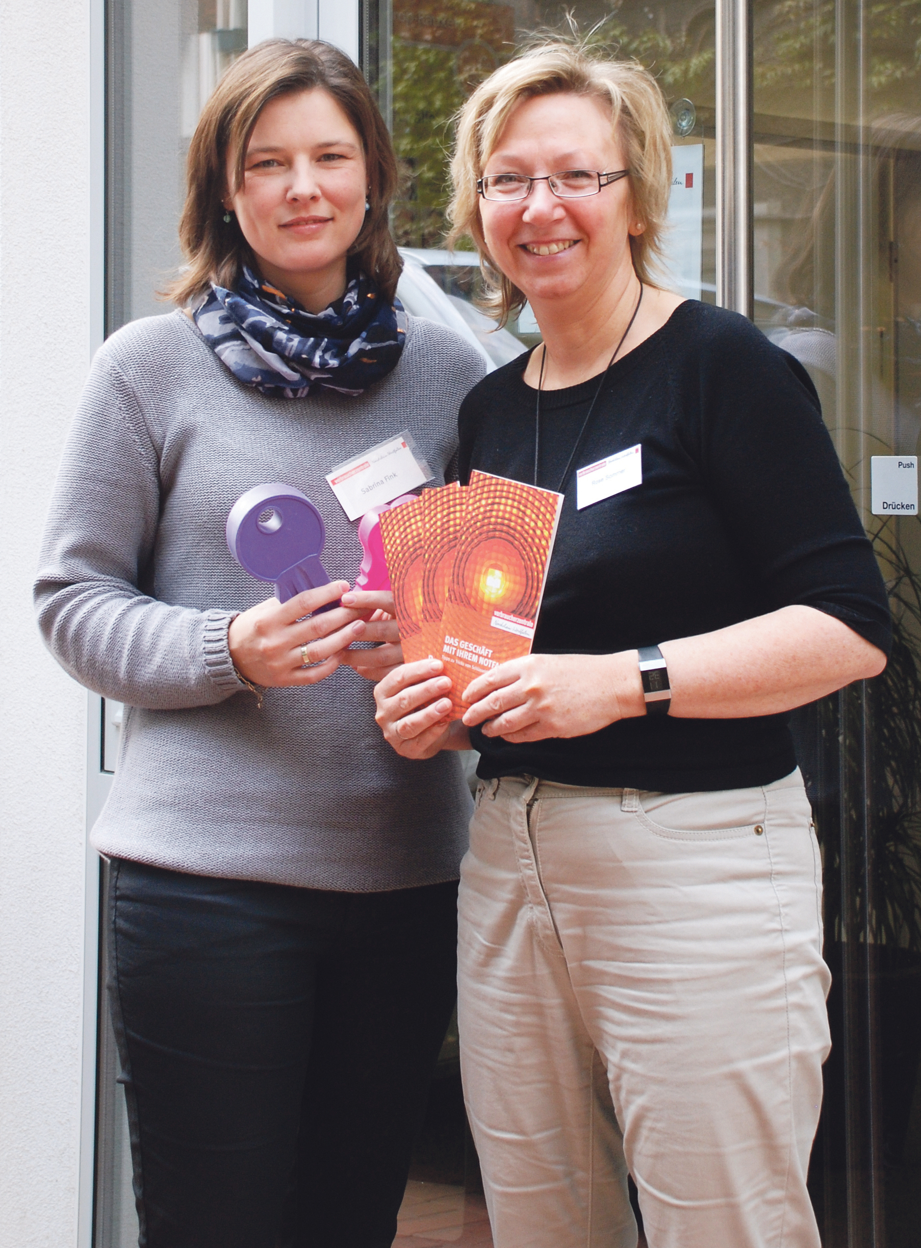 Sabrina Fink (v.l.) und Rose Sommer warnen vor Geschäftemacherei und Betrug bei Schlüsseldiensten. Informationen, wie man sich schützen kann, gibt es bei der Verbraucherzentrale. (Wengorz)
