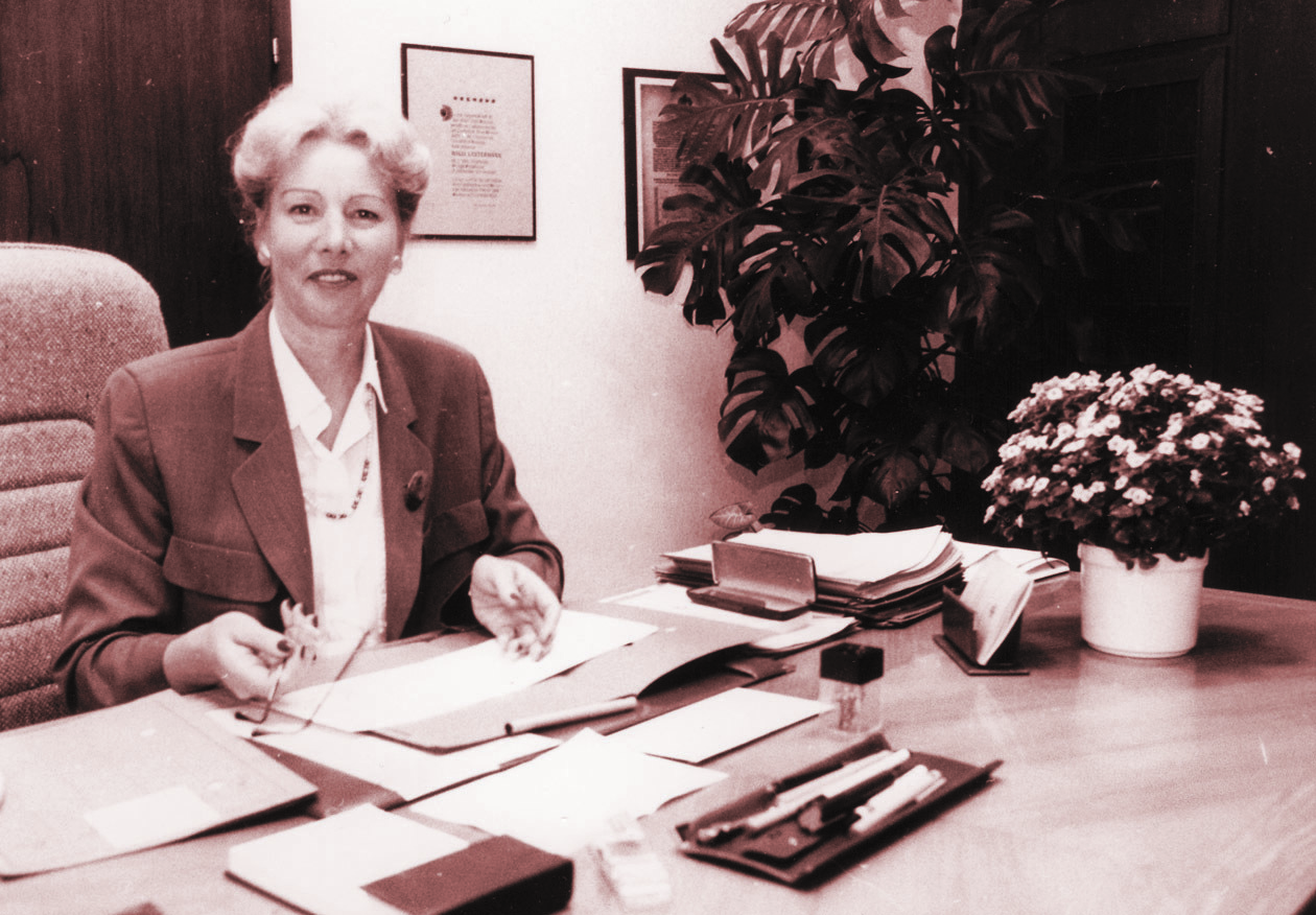 Margarethe Humpert an ihrem Arbeitsplatz im Rathaus.