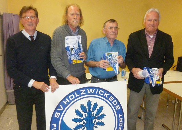 Rolf Unnerstall (l.) zeichnete treue Jubilare der Spielvereinigung Holzwickede aus: Friedhelm Klemp, Gerd Bläsing und Rolf Weltmann (v.l.)