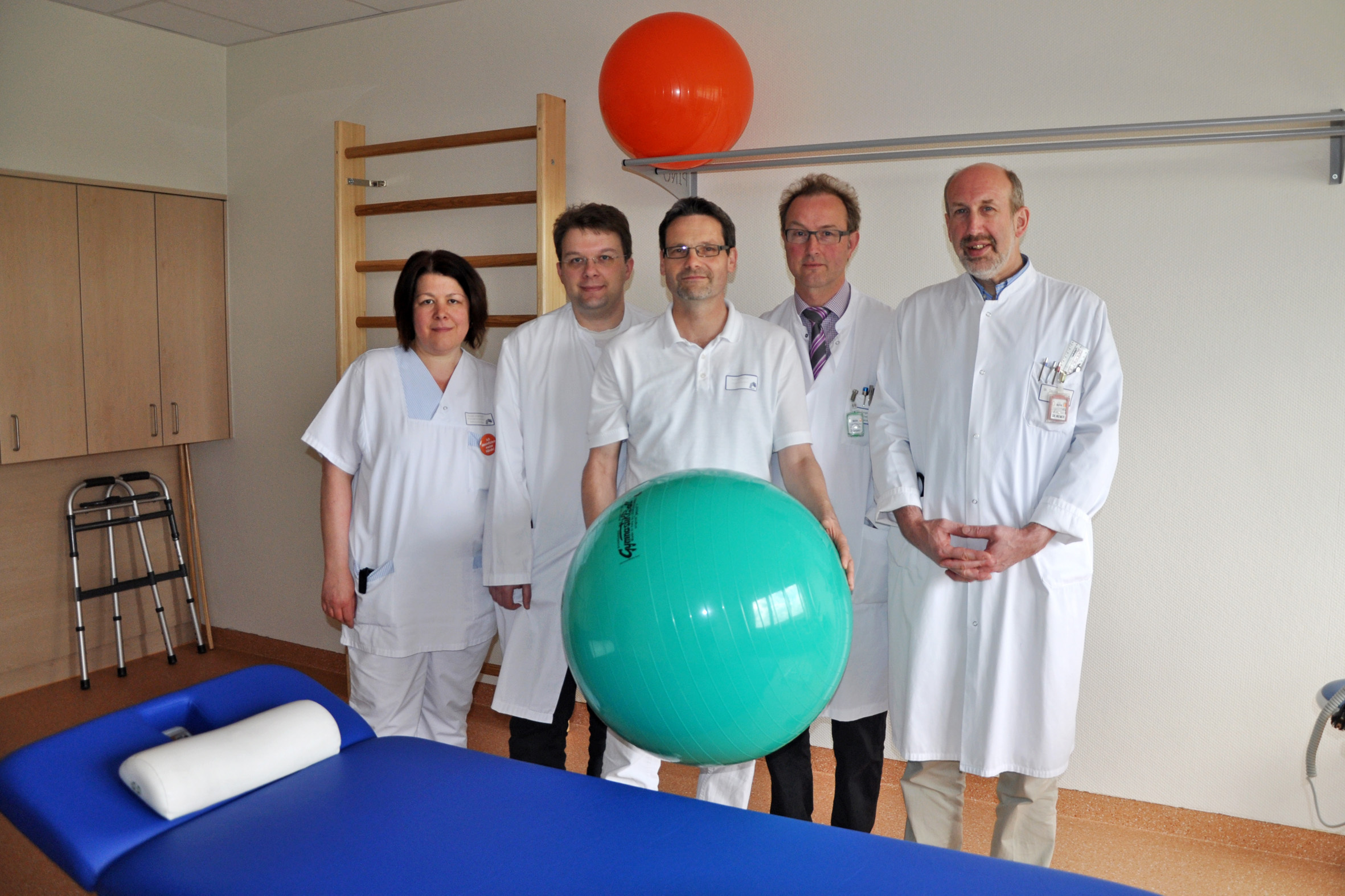 Kirsten Guttmann (v.l.; Stationsleitung), Oliver Groß (Leitender Abteilungsarzt Geriatrie), Thomas Reichel (Bereichsleitung Physiotherapie), Dr. Holger Gespers (Chefarzt Innere Medizin) und Dr. Christoph Wiemer (Chefarzt der Klinik für Chirurgie) im neu eingerichteten Therapieraum. Foto: Vera Demuth