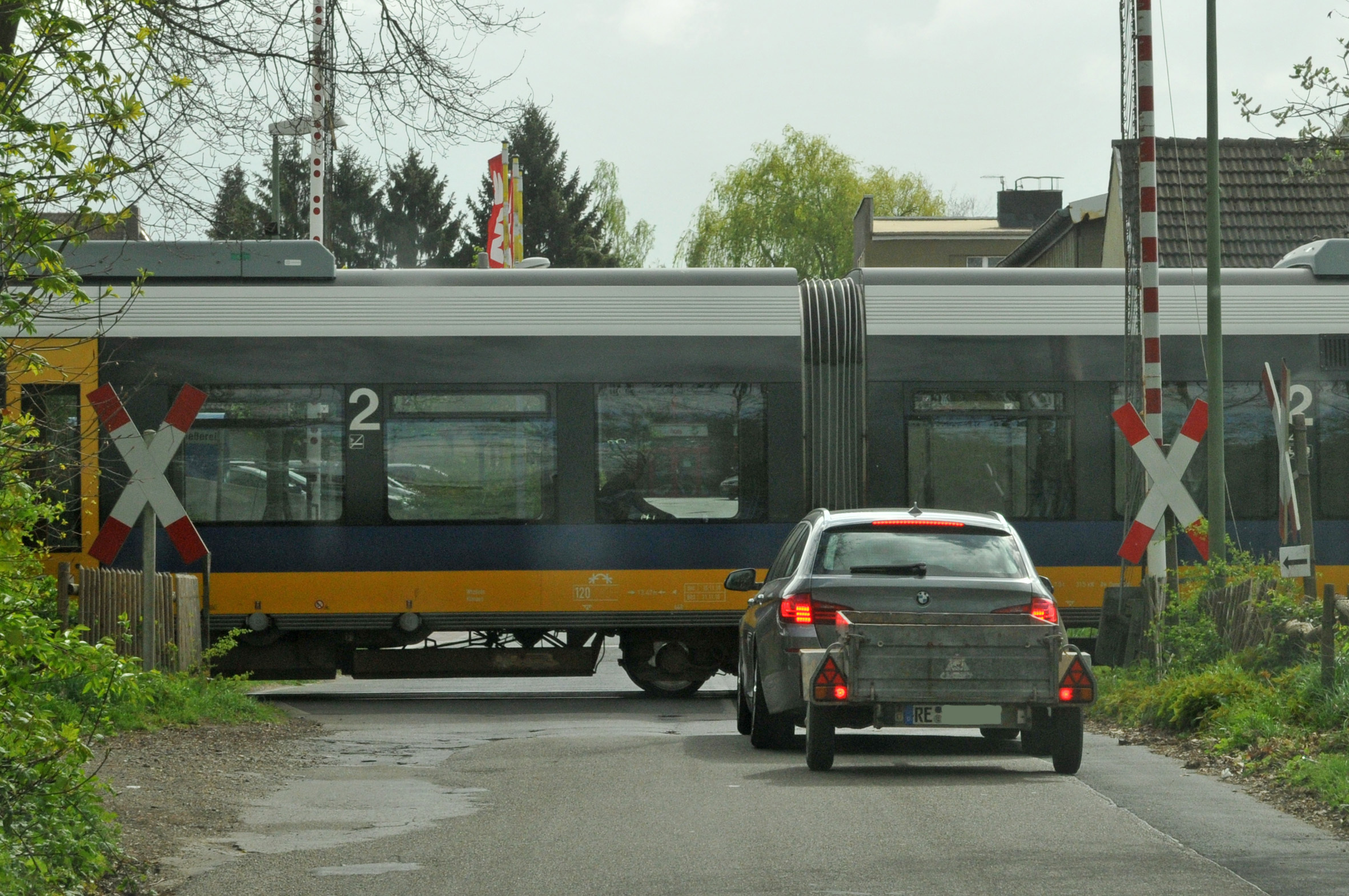 Das war knapp: Als der Zuig der Nordwestbahn über die Bahnübergänge an der Köhler Straße und am Burenkamp fuhr, blieben die Schranken oben.