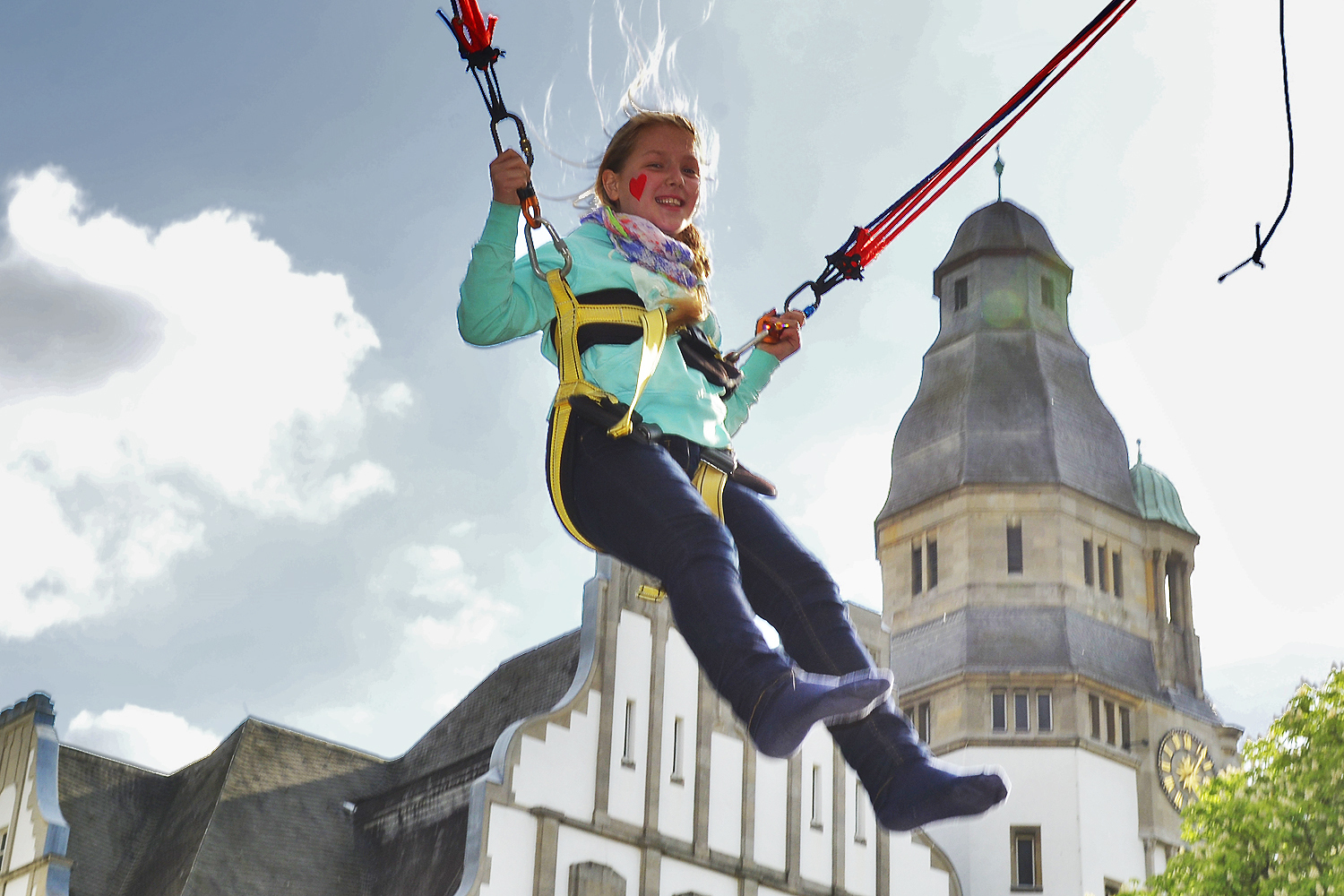 Bungee-Springen vor der Rathauskulisse: Die Kinder kamen nicht zu kurz und vor allem, auch mal wieder etwas neues, was den Jüngeren Spaß bereitete. Foto: Kariger