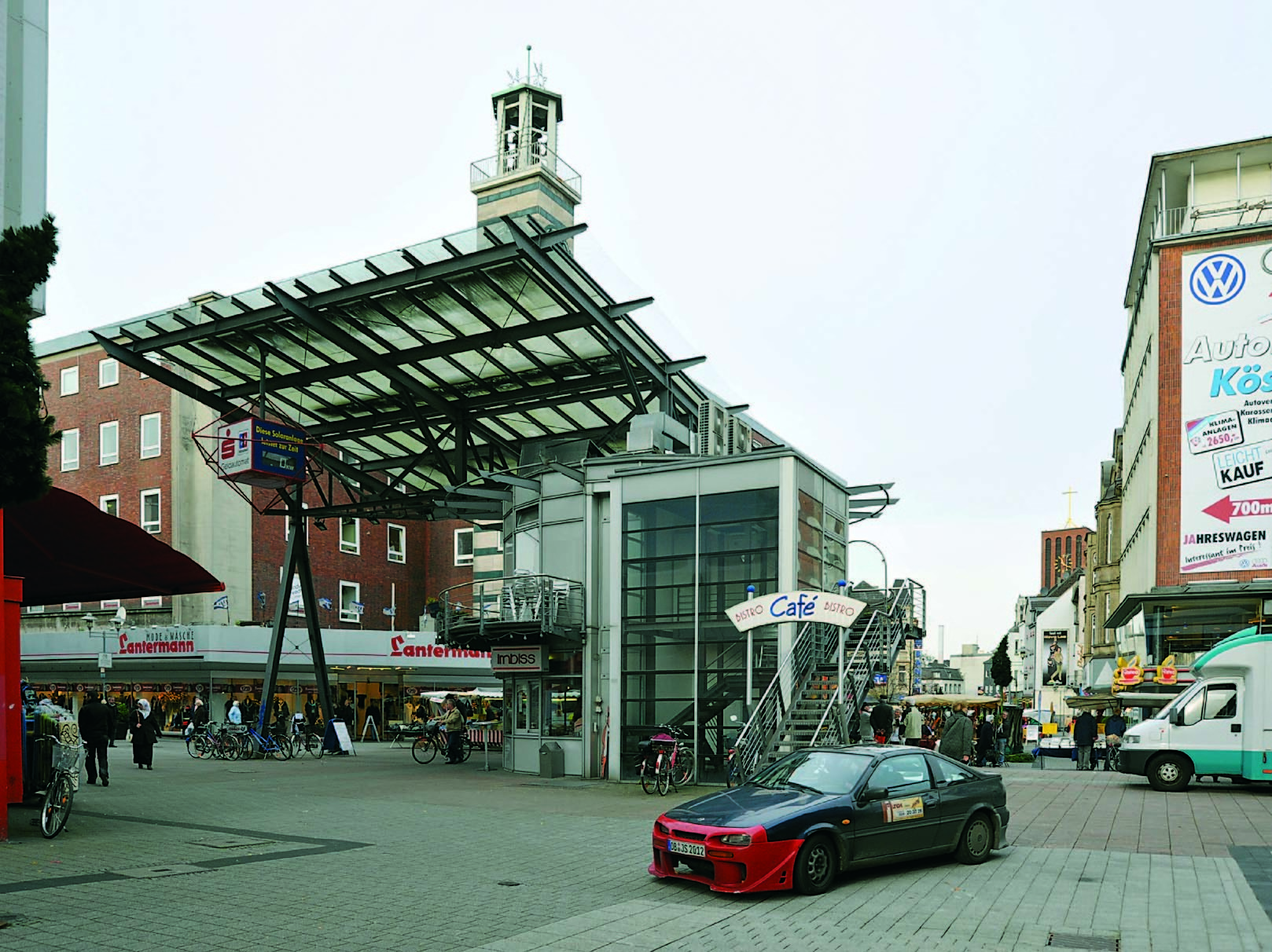 Ungeliebt: Der Center Point müsste für einen neuen Blick auf das Stadtmittehaus in Sterkrade weichen. Foto: Archiv