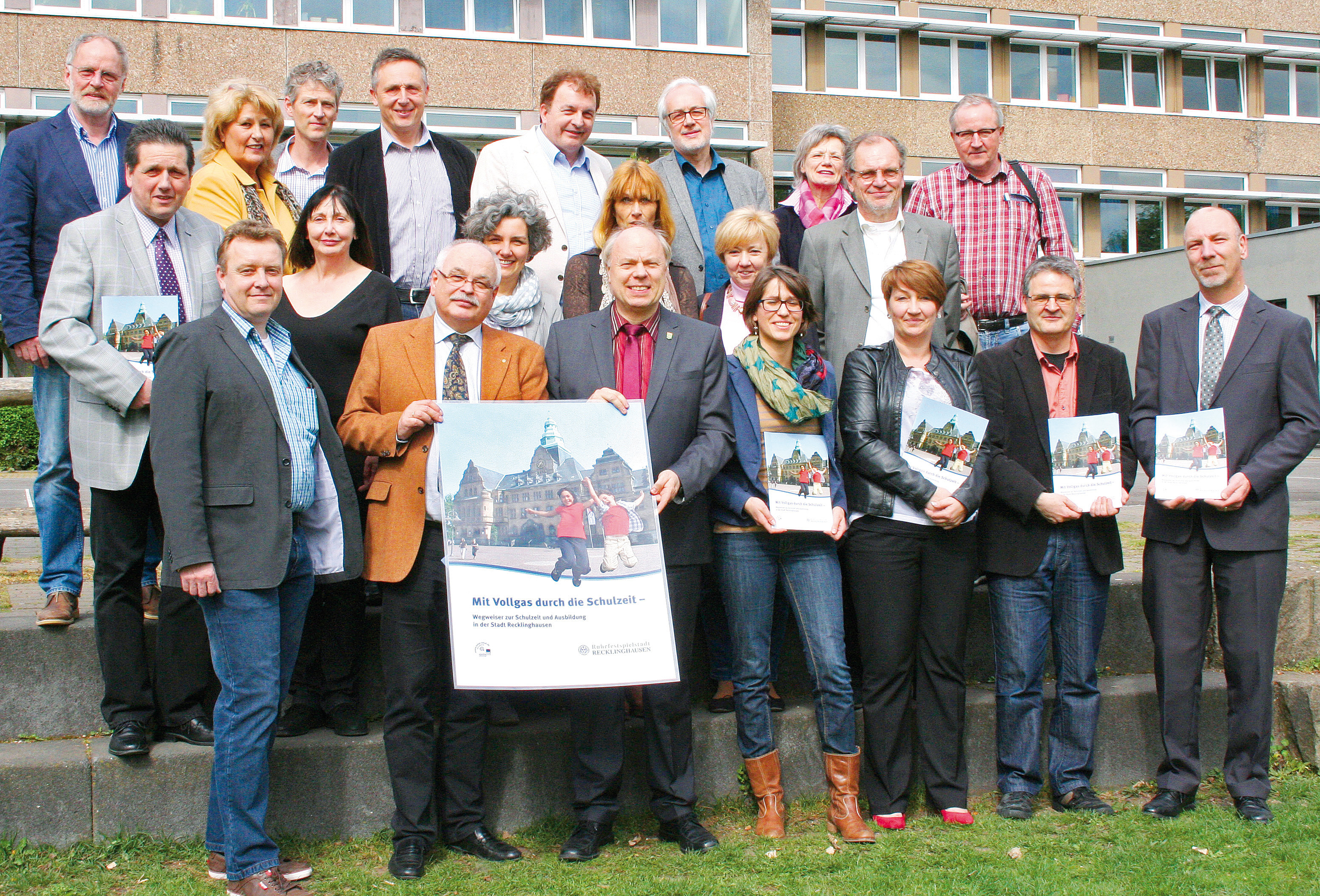 Dezernent Georg Möllers (erste Reihe, 3.v.l.), Josef Sibila (Fachbereichsleiter Schule und Sport, zweite Reihe, l.), Klaus Herrmann (Leiter Kommunales Bildungsbüro, erste Reihe, 2.v.r.) und Leonie Grage (Kommunales Bildungsbüro, Projekt „Lernen vor Ort“, erste Reihe 4.v.r.) stellten am Theodor-Heuss-Gymnasium gemeinsam mit Schulleitern von weiterführenden Schulen in Recklinghausen den neuen Schulwegweiser vor.