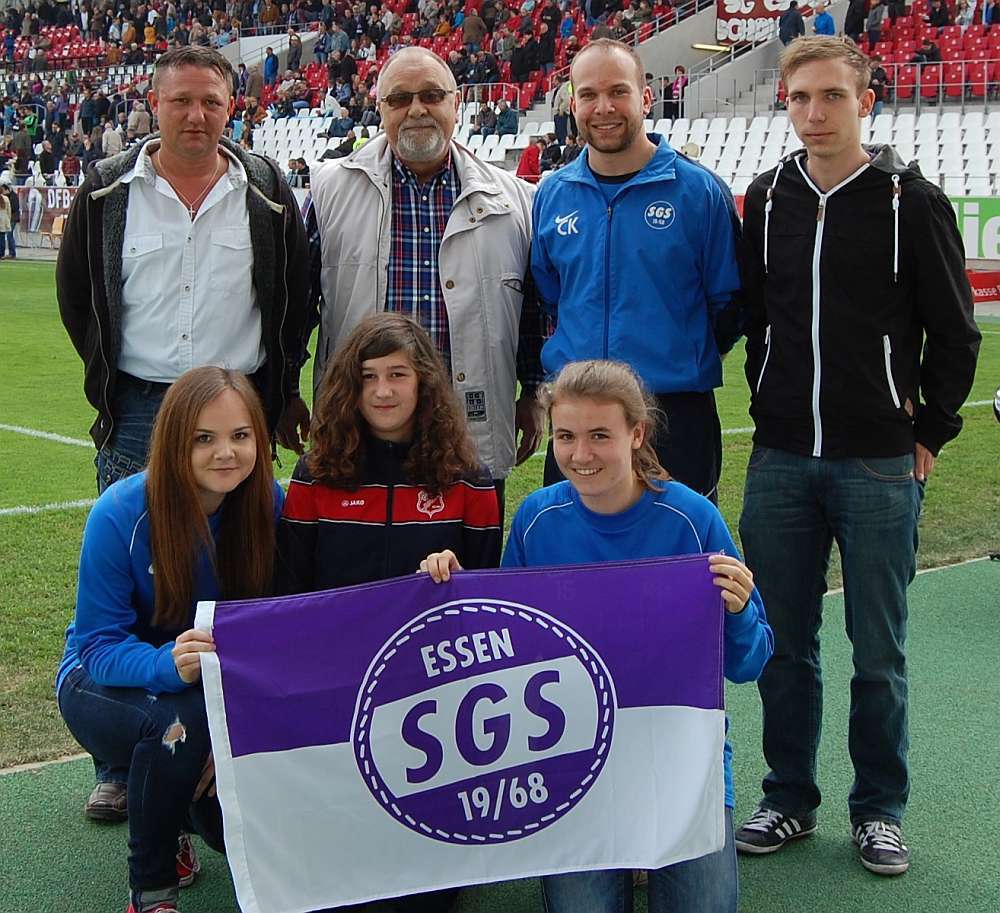 Hinten v.li.: Stephan Ruhmann (Sportlicher Leiter Heisinger SV), Rudolf Knös (1. Jugendleiter Heisinger SV), Christian Kowalski (Koordinator Mädchenfußball SGS Essen), Christian Hobucher (Sportlicher Leiter Heisinger SV)
Vorne v.li.: Katharina Salomon (SGS Essen U16-Regionalliga), Elena Ruhmann (Heisinger SV U13), Katharina Wisskirchen (SGS Essen U17-Bundesliga)