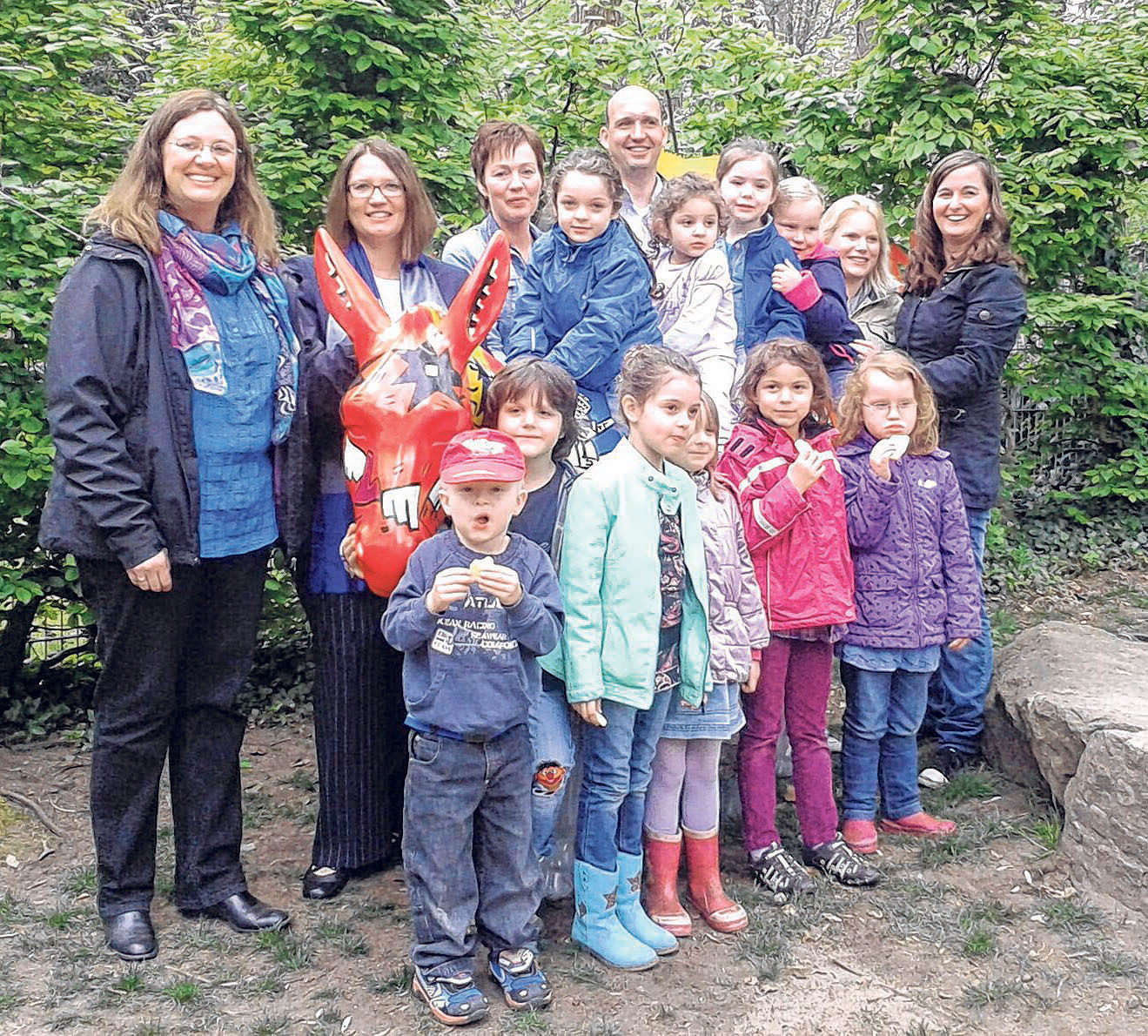 Bürgermeisterin Ulrike Westkamp mit den Gewinnern des Kindergarten-Kekswettbewerbs Foto: privat