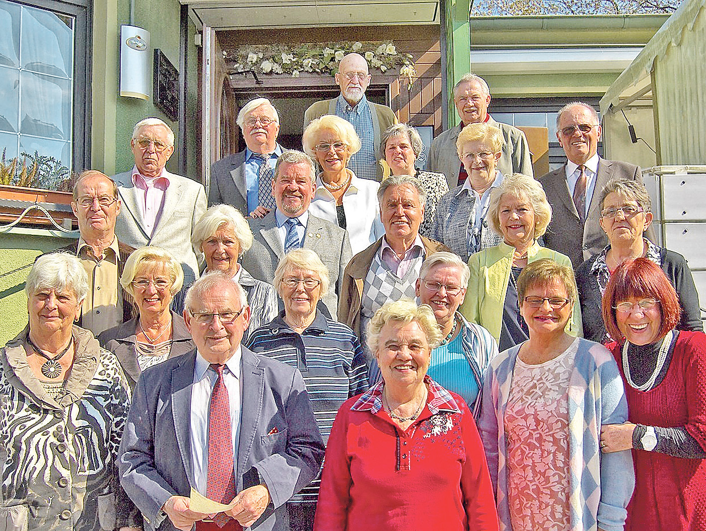 Schule Ruhrbrücke: Zum Treffen kamen die Herren Pabst, Buldge, Leiendecker, Böhlhoff, Böhm, Frinke, Koslowski, Steinbrink und Marquardt und die Damen Ursula Geuken, Doris Ruhl, Erika Osthoff, Marga Knickmeier, Hannelore Declara, Doris Schönknecht, Irene Grote, Luise Geuken, Maritta Vesper, Elsbeth Kampmann, Christel Stein, Christa Grube und Gisela Schweizer. Klassenkameradin Vaupel (so heißt sie heute)hatte das Treffen organisiert. Foto: Groß