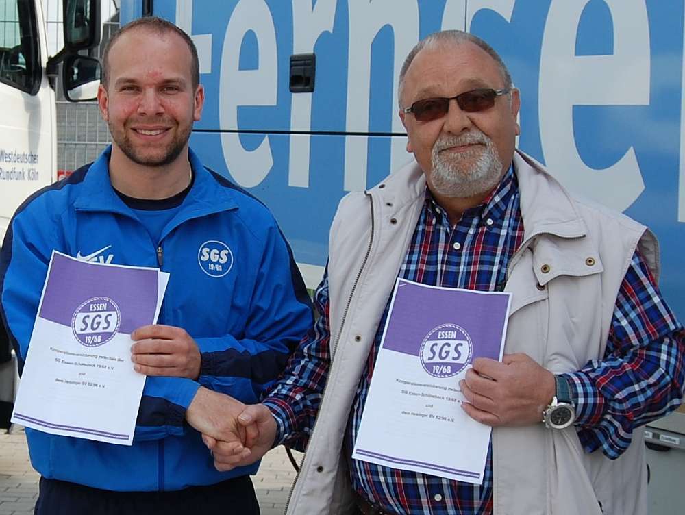v.li.: Christian Kowalski (Koordinator Mädchenfußball SGS Essen), Rudolf Knös (1.Jugendleiter Heisinger SV)