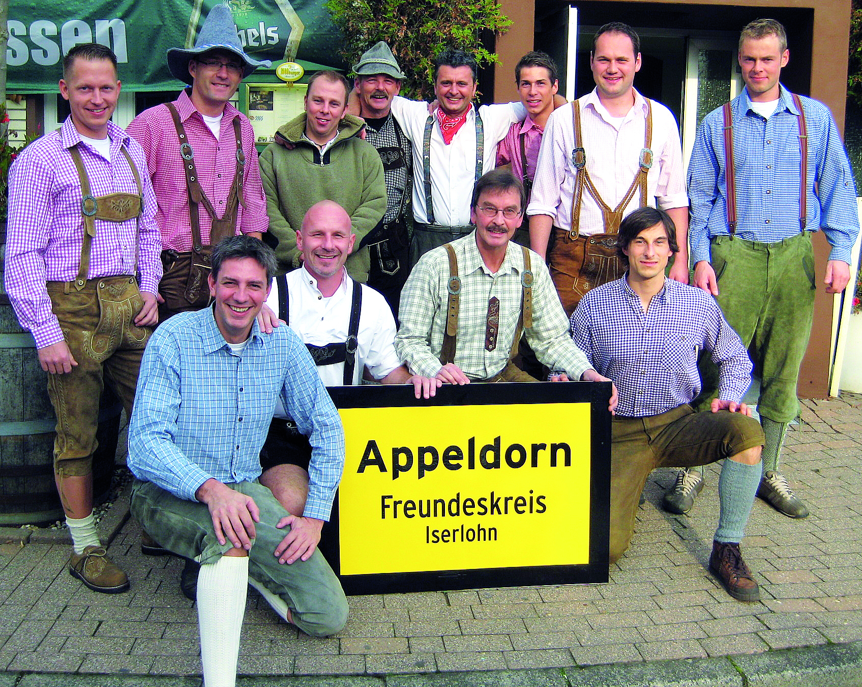 Vor vier Jahren überreichten die Männer der Wach-Abteilung 1 der Berufsfeuerwehr Iserlohn das Freundeskreis-Schild an den Appeldorner Wirt Fritz Janßen.
