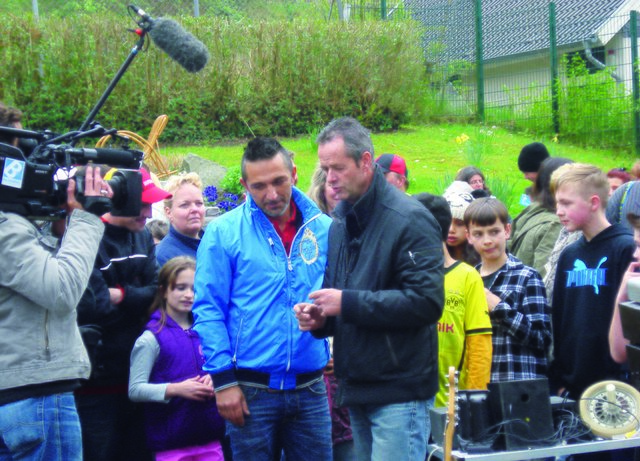 Mauro gibt Norbert Tetzlaff wichtige Tipps, wie er seinen Trödel am besten an den Mann bringen kann.