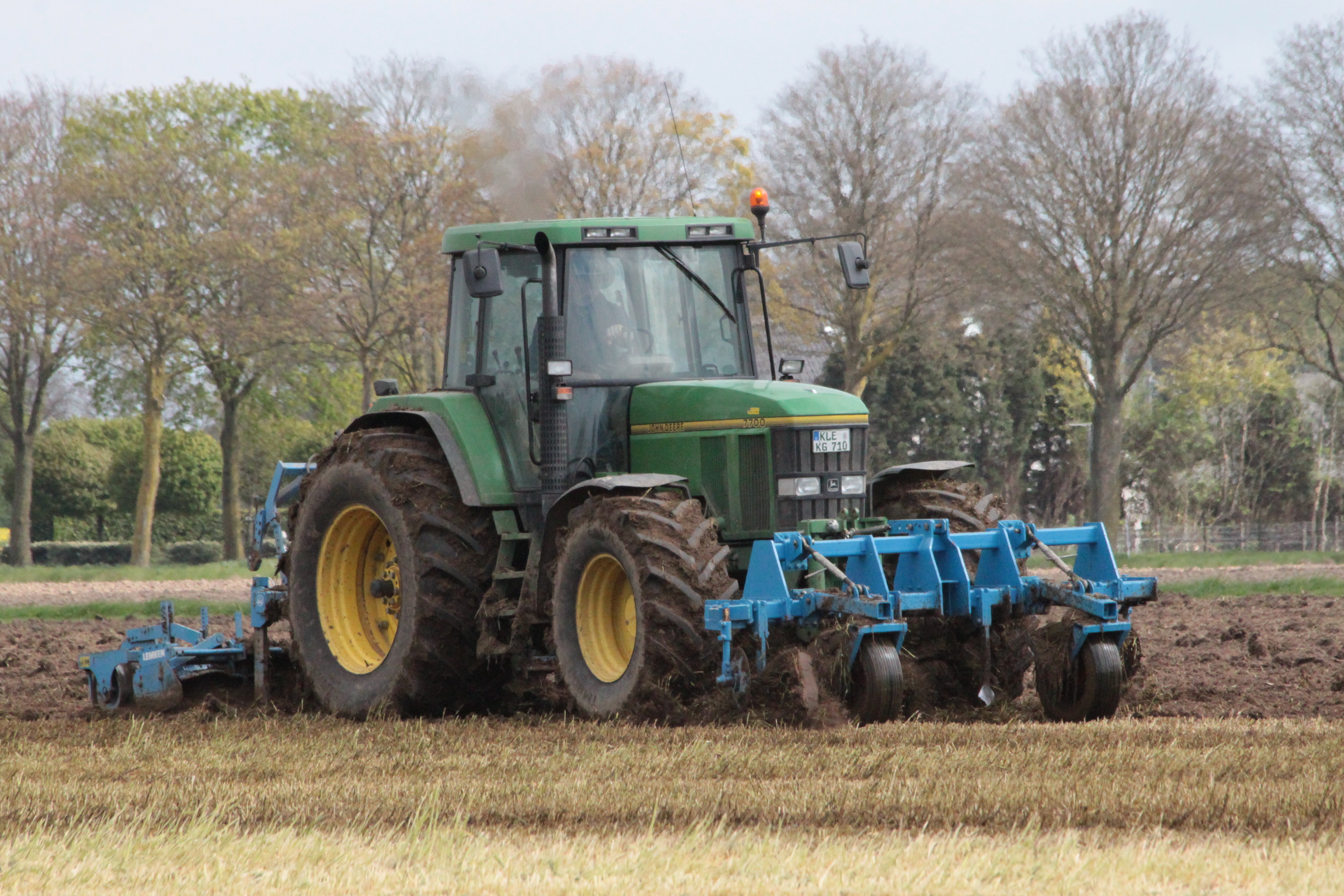 John Deere 7700 mit 150 PS und 7636 cm³