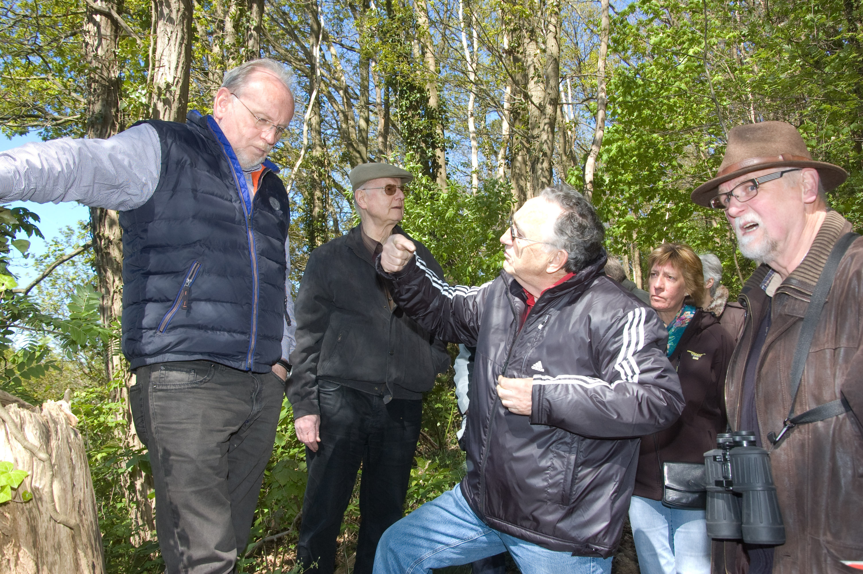 Hans Frericks (Mitte) erläutert Bürgermeister Johannes Diks (links) den Verlauf der Bundesstraße an dieser Stelle auf dem Eltenberg. Fotos: Jörg Terbrüggen