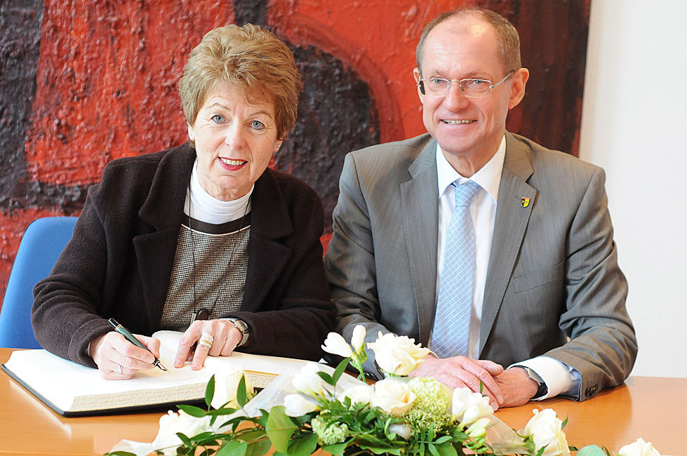 NRW-Europaministerin Dr. Angelica Schwall-Düren besuchte Bürgermeister Ulrich Roland im Gladbecker Rathaus und trug sich bei dieser Gelegenheit in das Goldene Buch der Stadt ein.