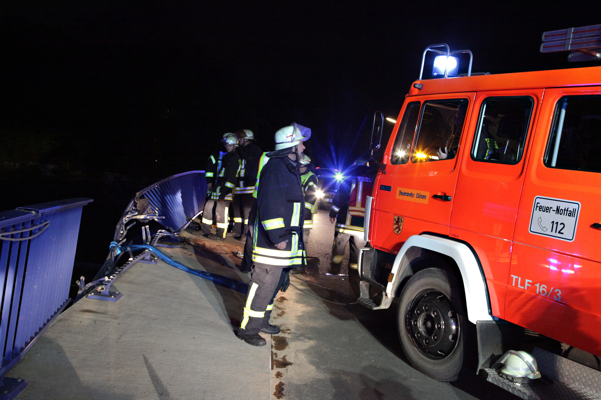 Im Brückengeländer klafft nach dem Unfall ein großes Loch.