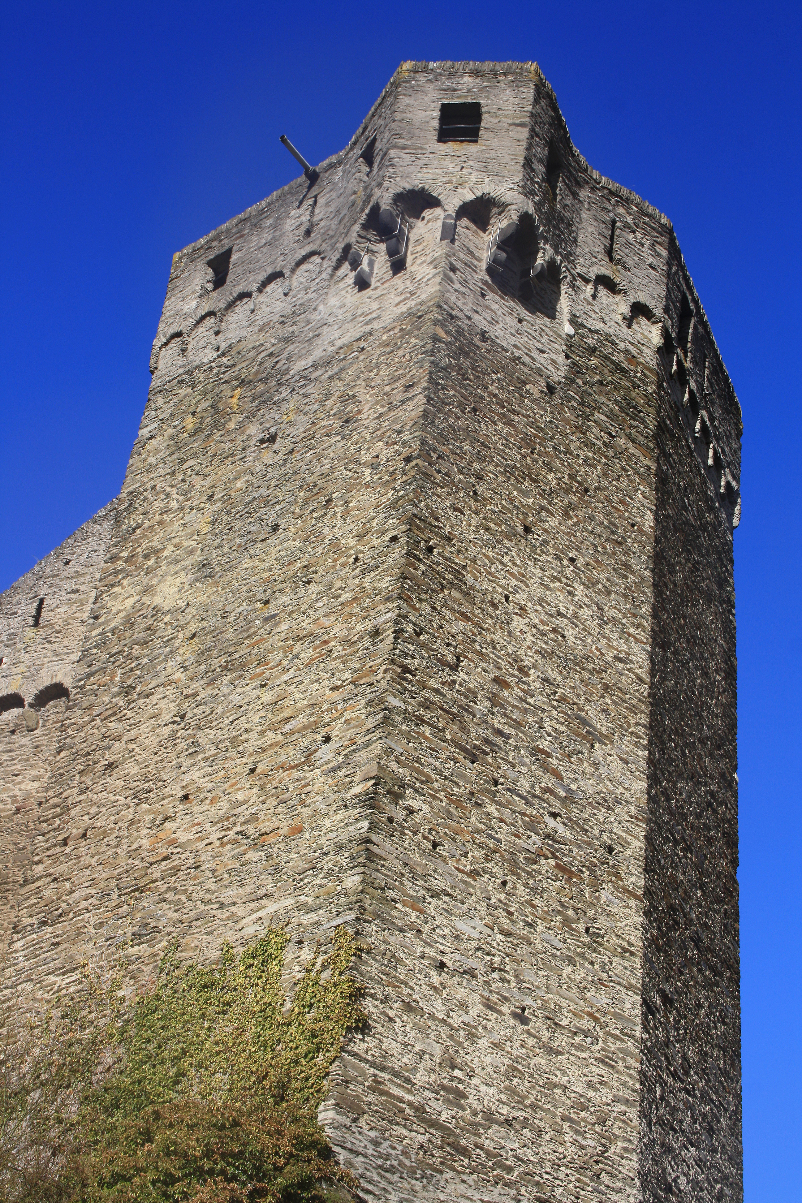 Zum Lichte empor...rag der Bergfried vor uns auf