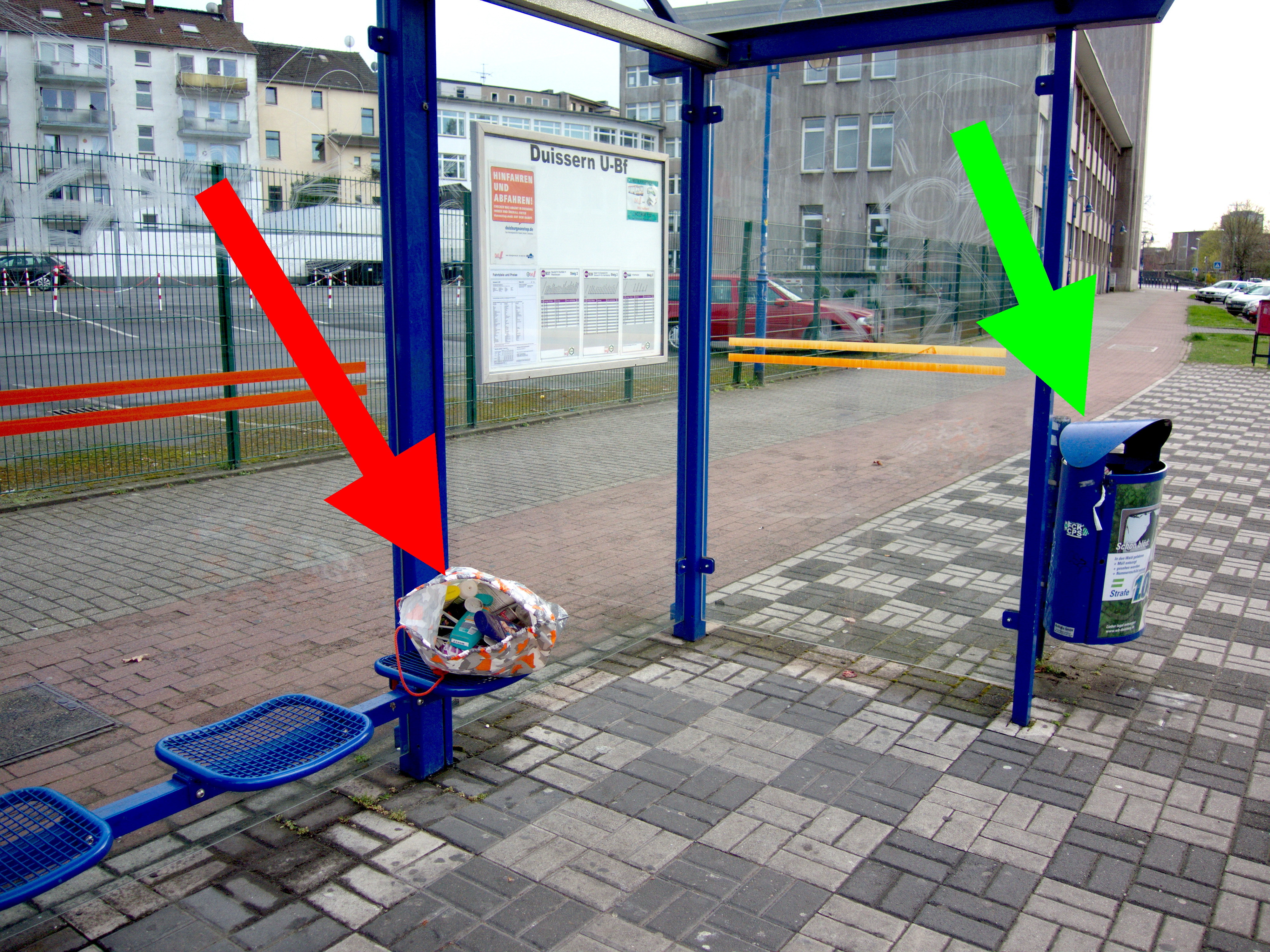 Der Mülleimer steht nur zwei Meter entfernt !!!!!