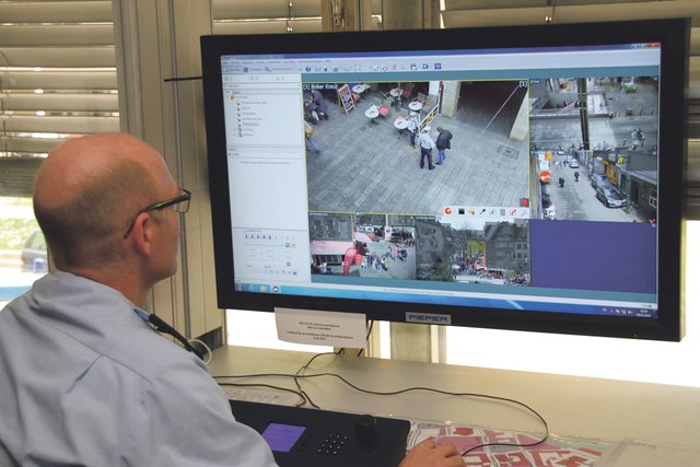 In der Leitstelle der Altstadtwache laufen die Daten der Kameras zusammen. Foto: Siegel