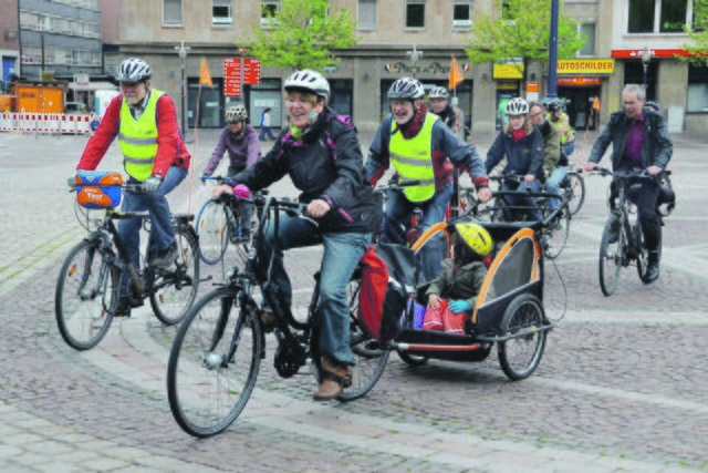 Ältere Radfahrer und solche Mutter-Kind-Gespanne haben ganz andere Anforderungen an Radwege und Verkehrsführungen für Radfahrer.