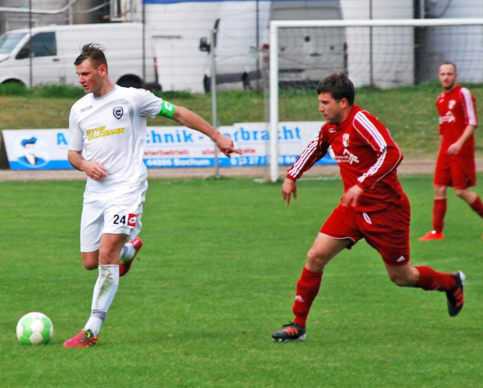 08-Kapitän René Löhr (links) hat seine vor Wochenfrist in der Partie gegen Iserlohn erlittene Blessur gut überstanden. Foto: Peter Mohr