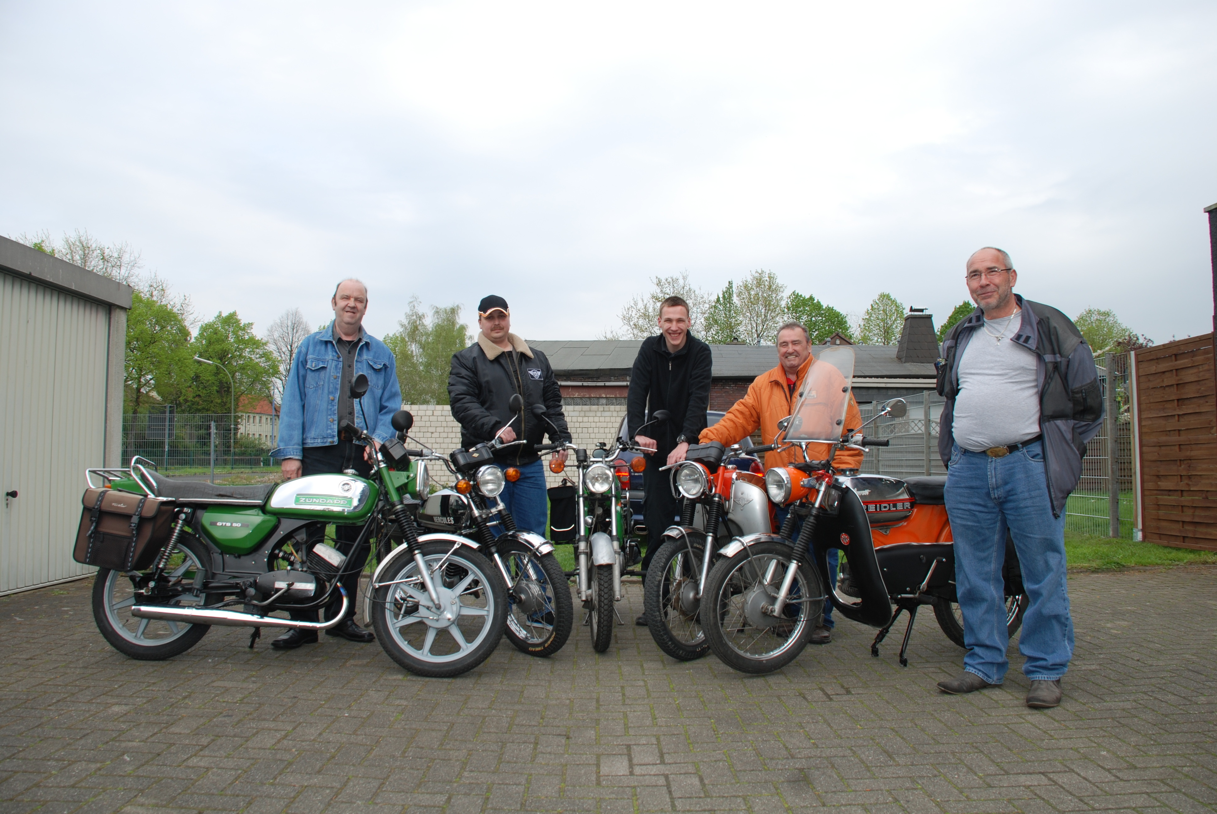 Die Mopedfreunde Bergkamen (v.l.) Werner Heye, Christian Stourm, Justin Seide, Willi Hövel und Wilfried Seide suchen noch Verstärkung.