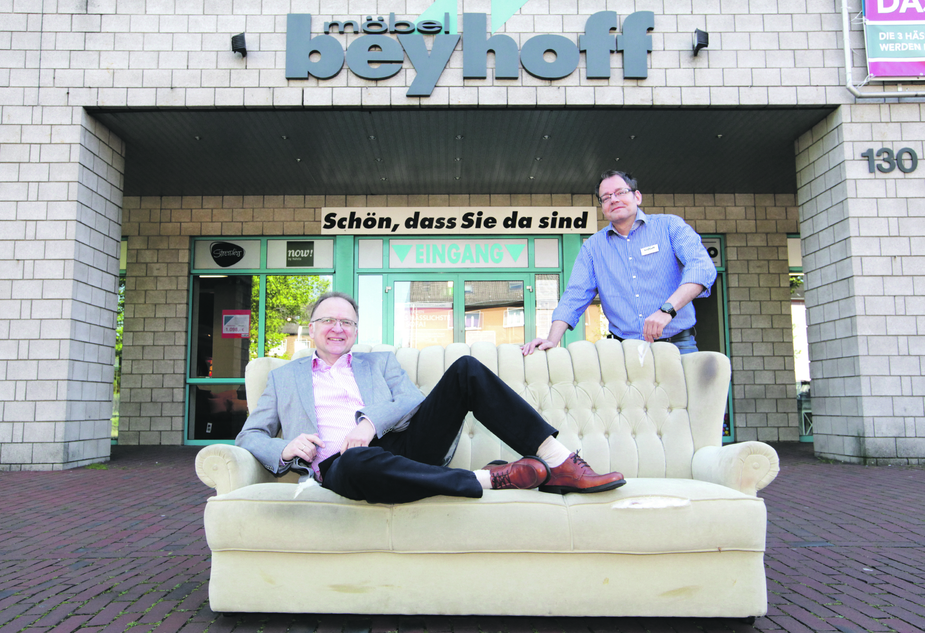 Klaus-Wilhelm Beyhoff, Inhaber des gleichnamigen Möbelhauses, und sein Mitarbeiter Frank Sauer (re.) konnten schon eine ganze Reihe von Fotos der hässlichsten Sofas begutachten.
