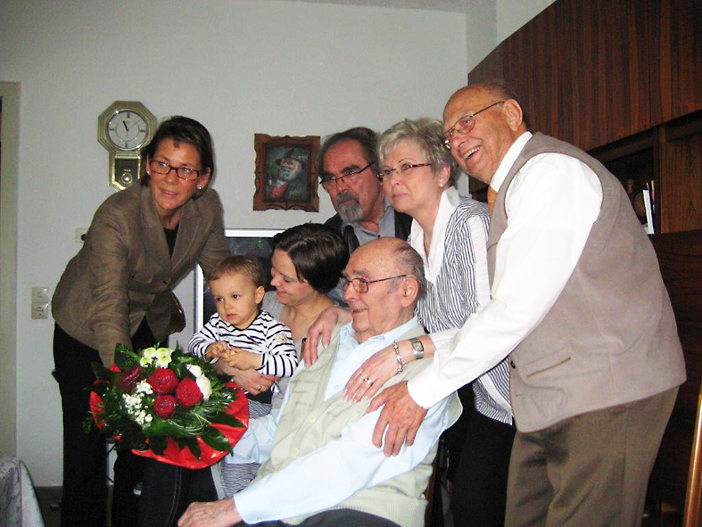 Neben Dortmunds Bürgermeisterin Birgit Jörder, die dem Jubilar namens der Stadt gratulierte, gehörten auch Sohn Dietmar und Schwiegertochter Ursula, Enkelin Nadine mit Urenkel Laurin sowie sein Bruder zur großen Gratulantenschar.