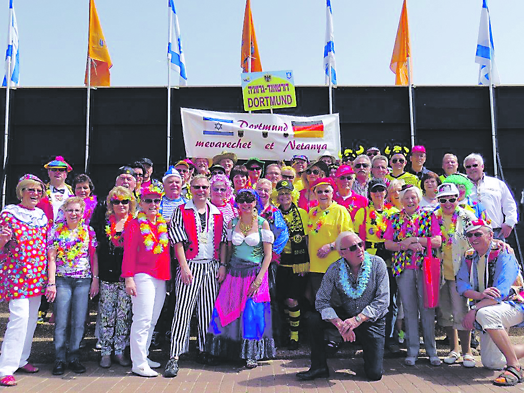 In bunten Kostümen und schwarz-gelben Trikots nahmen die Lütgendortmunder an der Parade zum Purimfest im israelischen Netanya teil.
