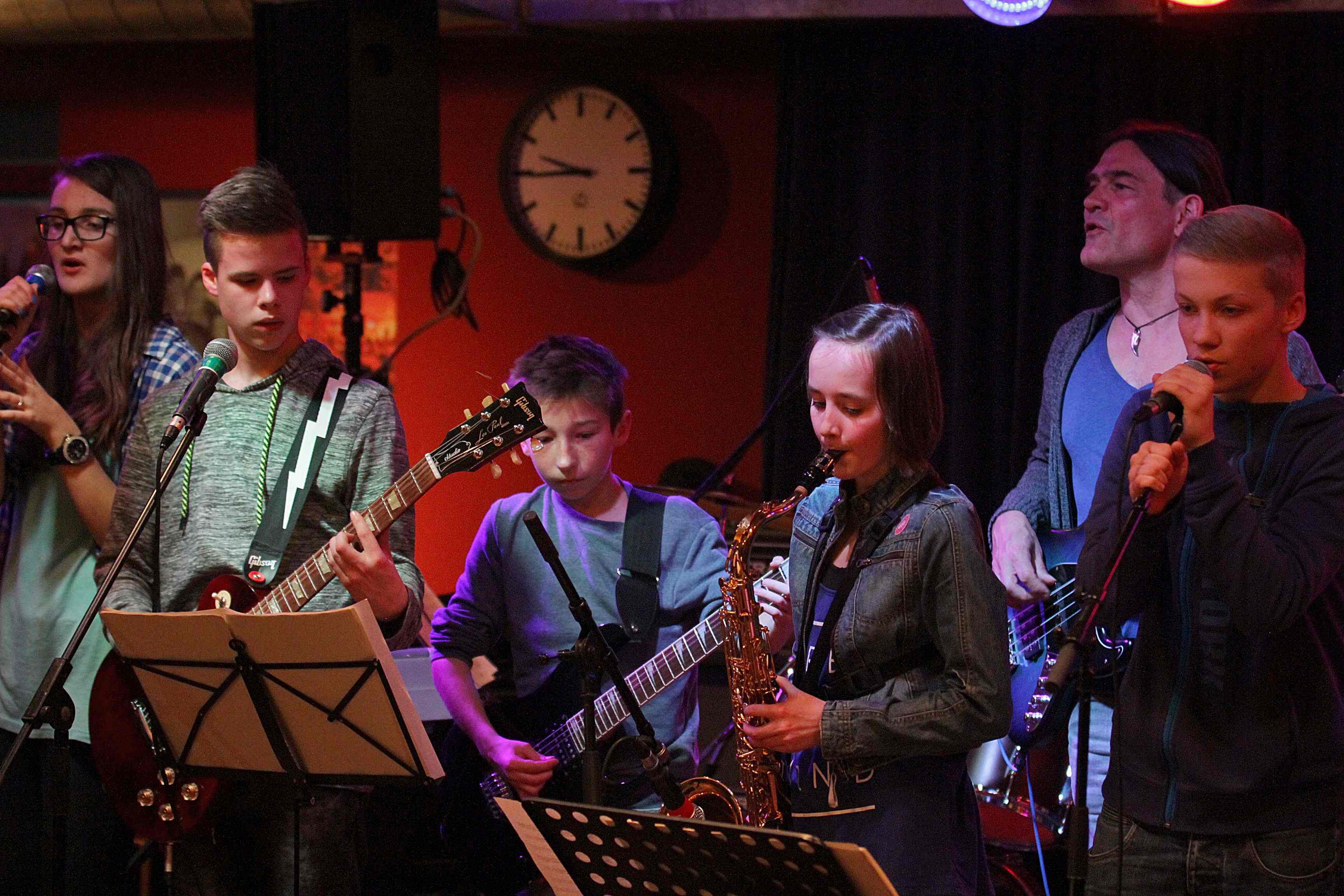 Fünf Tage genügten, um ein präzises Musikprogramm mit den jungen Musikern, darunter am Tenorsaxophon Johanna Funhoff auf die Bühne zu bringen.