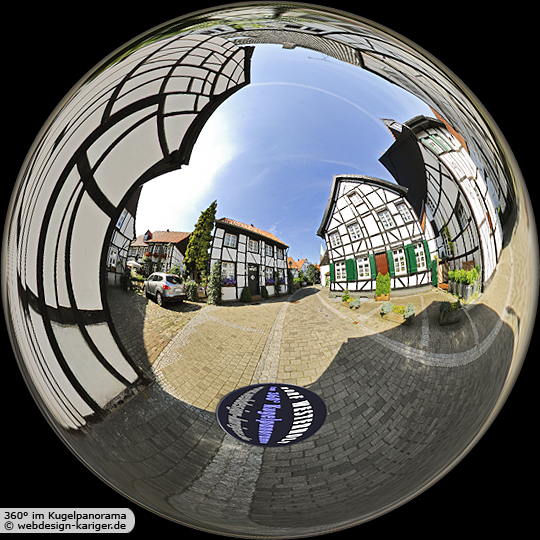 Dieses 360° Kugelpanorama (Dorf Westerholt) spielt je nach Stand der Drehung an entsprechenden Stellen einen gezielten Sound ab. Fotos: Kariger
