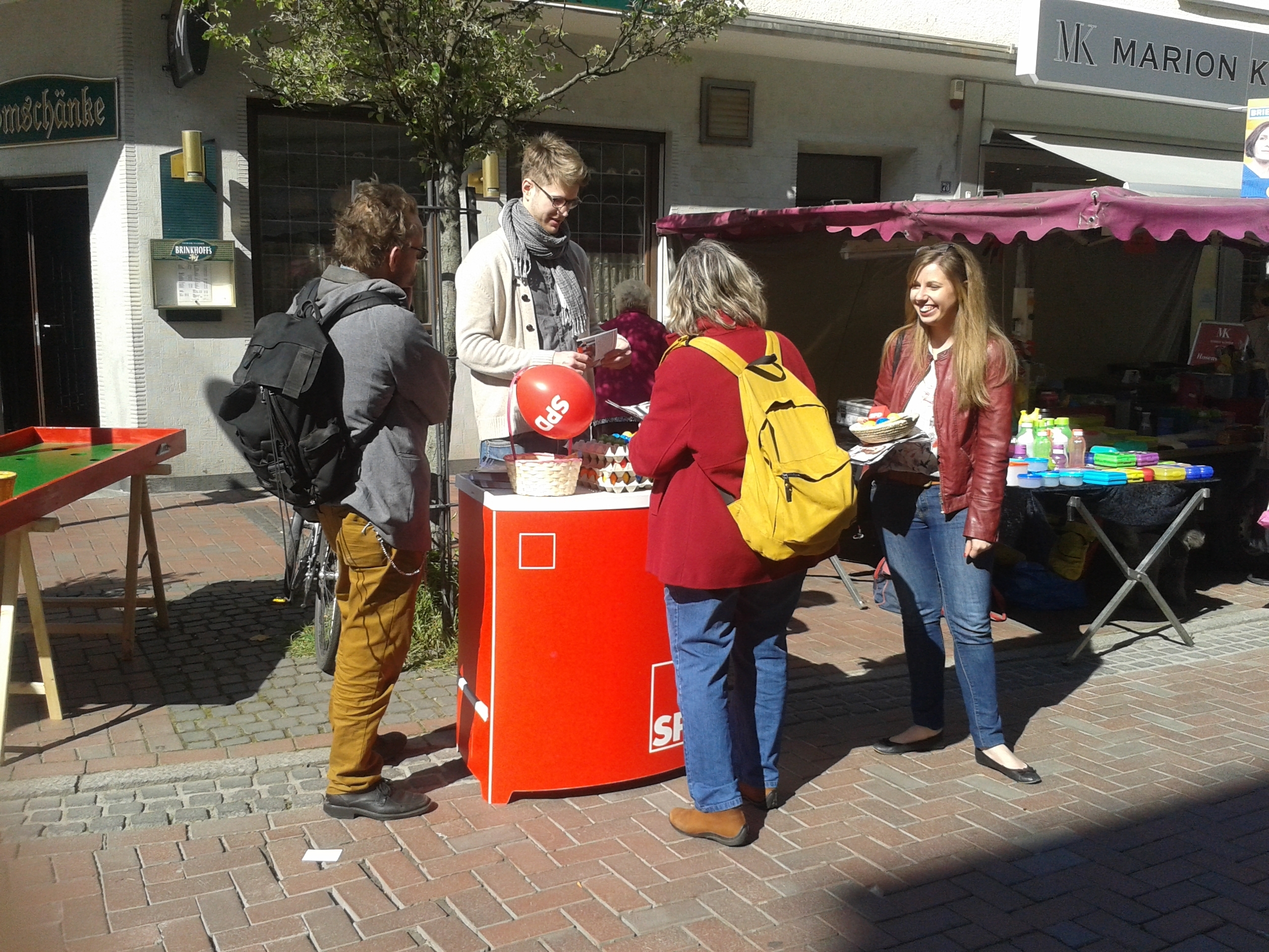 Kaum ist der Infostand aufgebaut, schon kommen die ersten Interessenten. Rechts im Bild die SPD-Ratskandidatin Julia Jankovic.