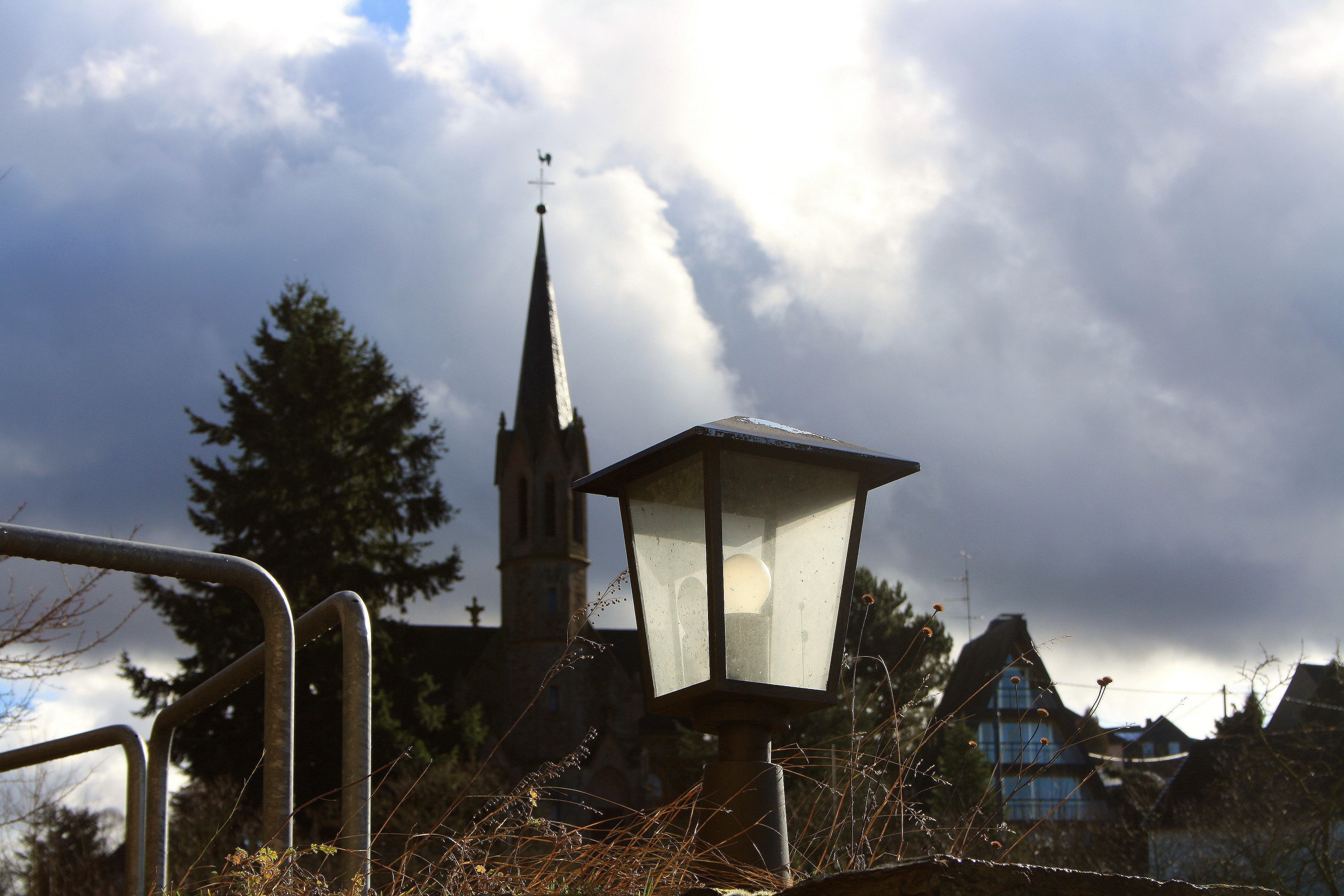 Eine Laterne vor der kleinen Kirche... lächelt mich an