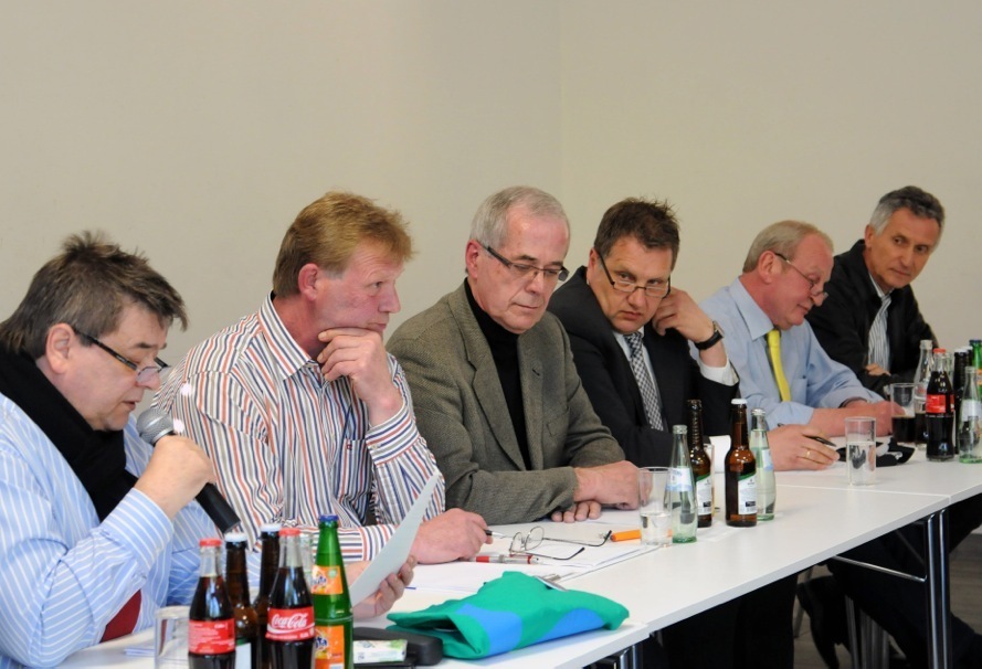 v.l.n.r. Werner Arndt (SPD), Bürgermeister der Stadt Marl, Bernhard Mengede, Vorsitzender Heimatverein Polsum e.V., Hubert Börmann, Wahlkreiskandidat der CDU Polsum, Uwe Göddenhenrich, Bürgermeisterkandidat der CDU Marl, Robert Heinze, Bürgermeisterkandidat der FDP Marl, Rolf Felder, Wahlkreiskandidat der FDP in Polsum,
nicht auf dem Bild: Dr. Friedrich Heinrich, Fraktionsvorsitzender der Bürgerunion Marl, Frau Assmann, Wahlkreiskandidatin der Bürgerunion Marl, Uwe Weisgerber, Wahlkreiskandidat SPD Marl