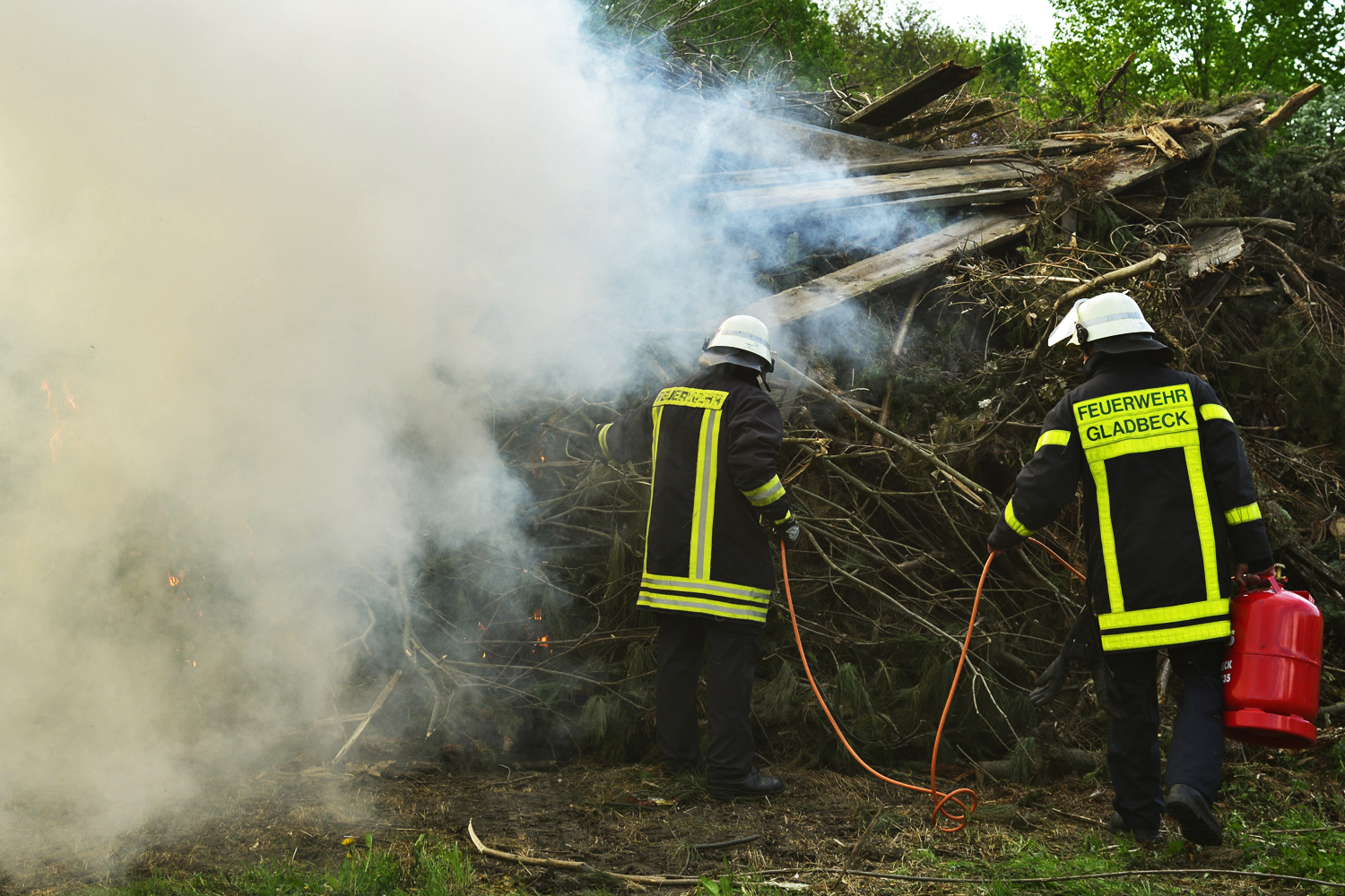 Dem Osterbrauchtum entsprechend wurde vom Löschzug Brauck an der Welheimer Str. auf der Wiese gegenüber das Osterfeuer entfacht. Foto: Kariger