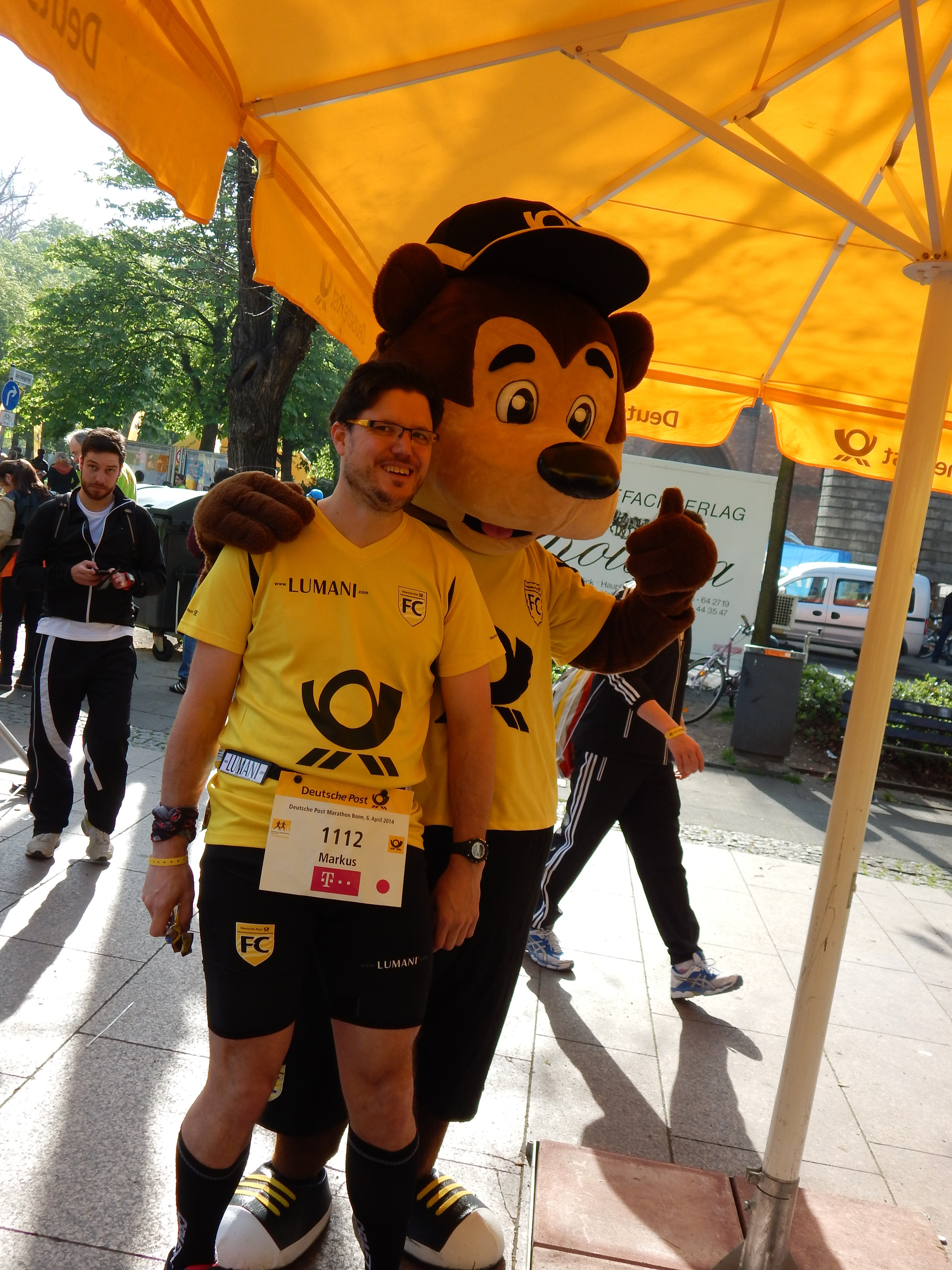 Paul (Das Maskottchen des FC Deutsche Post) und ich gut gelaunt vor dem Start!