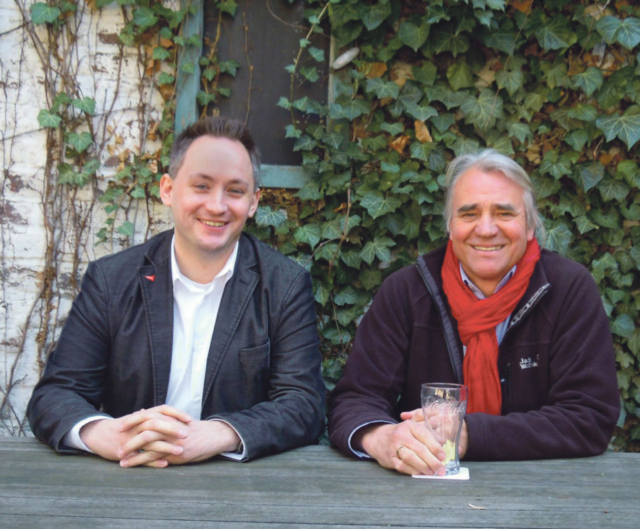 Landrats-Kandidat Sascha Wagner (Linke) mit Parteifreund Gerd Baßfeld (Bürgermeisterkandidat in Dinslaken) im Biergarten.