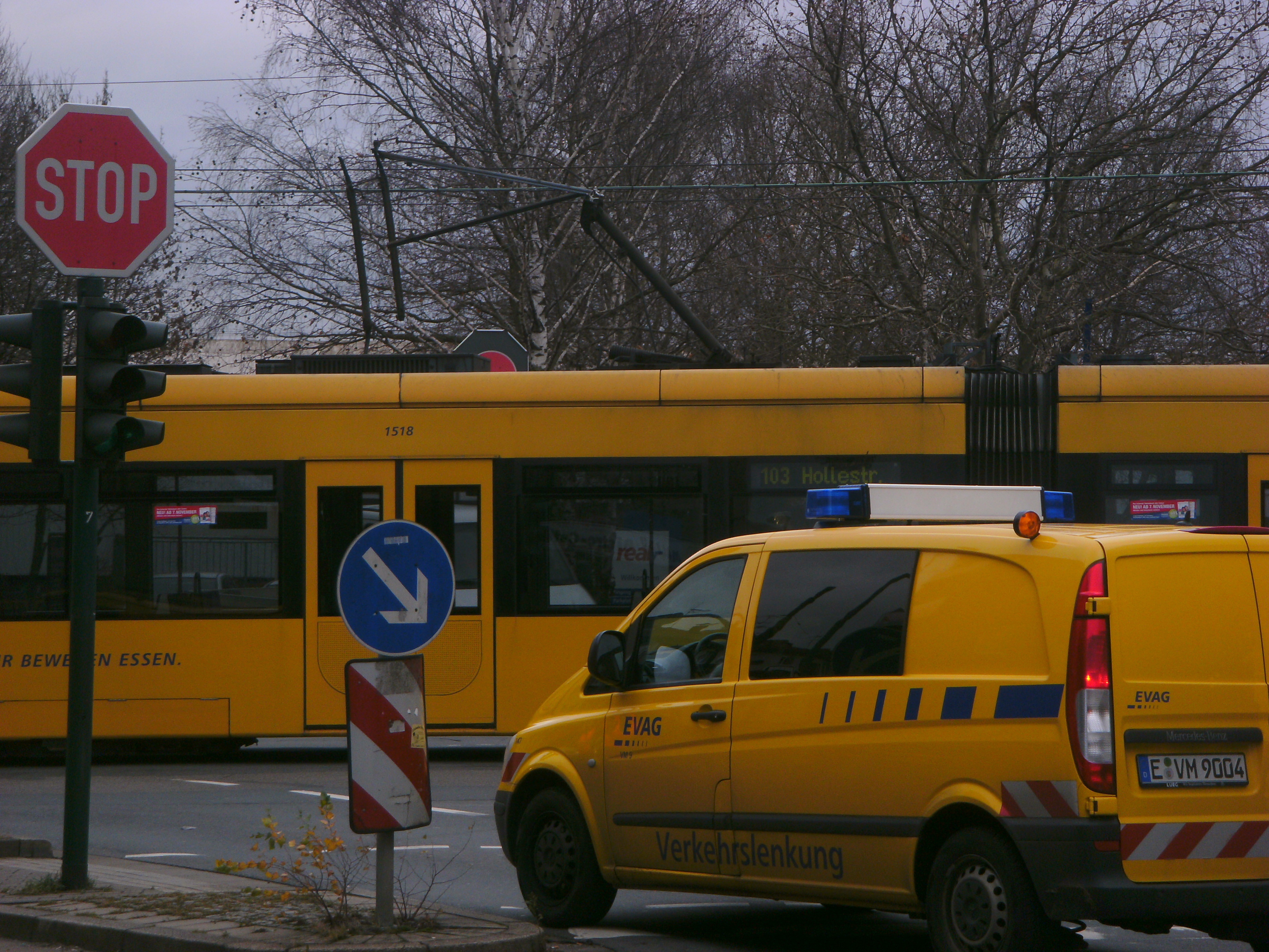 Mit gebrochenem Stromabnehmer kann selbst die modernste Niederflurstrassenbahn nicht mehr weiterkommen. Wer mehr als Reparaturen im ÖPNV-Netz will, muss aber rasant und hoch investieren, sehr viel mehr als Essen allein derzeit leisten kann.
