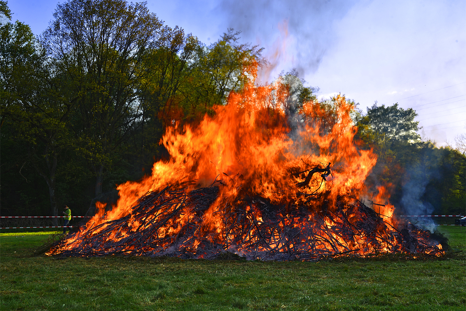 Ein stolzes und traditionsgemäßes Osterfeuer stellte der Gladbeck-Ellinghorster Schützenverein auf die Beine. Foto: Kariger