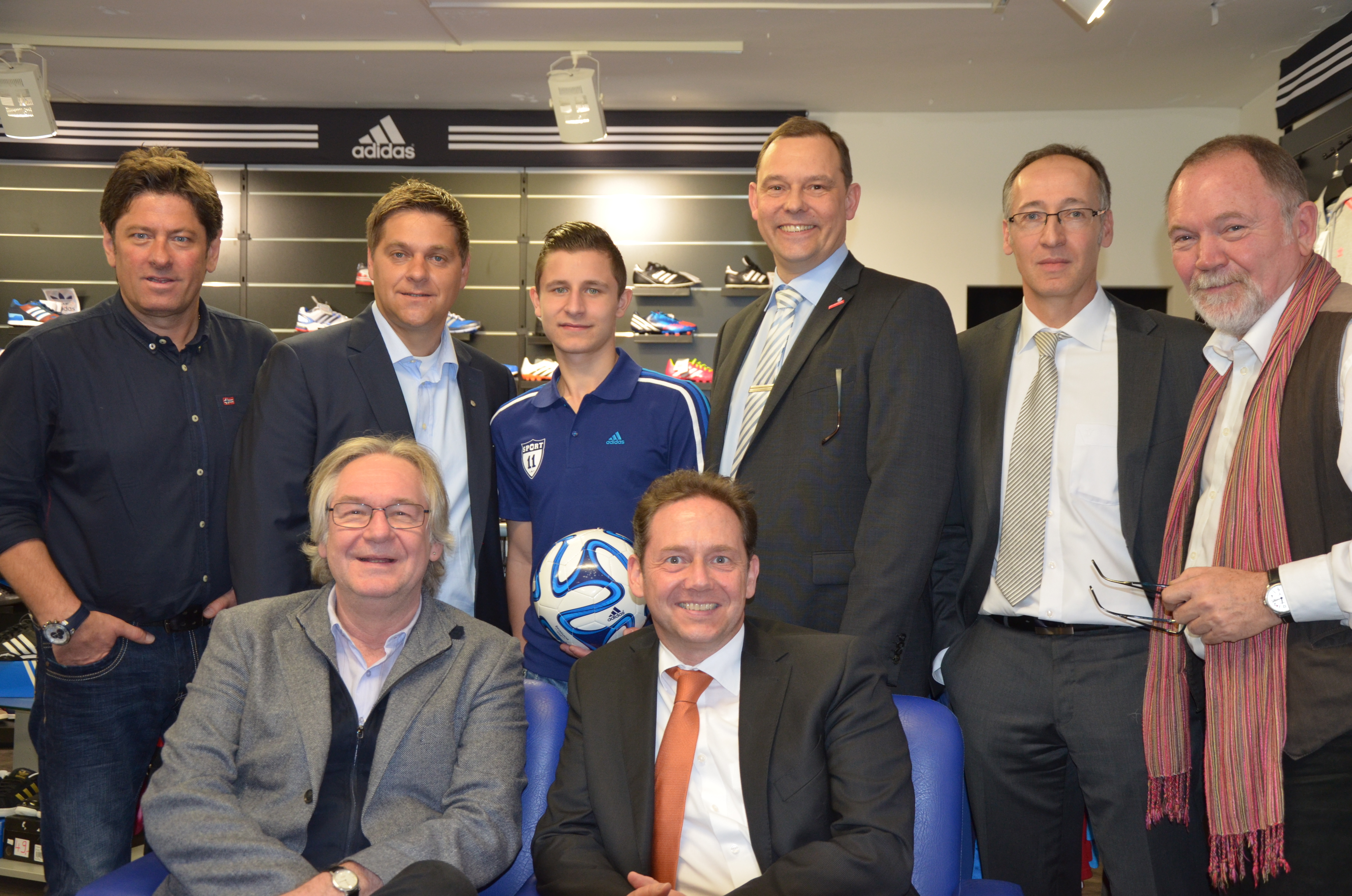(v.li.): Wolfgang Hübener, Geschäftsführer von „Sport 11“, Oliver Ruhnert, Direktor Nachwuchs beim FC Schalke 04, Paul Stieber, U17-Nationalspieler und U17-Mannschaft des FC Schalke 04, Egbert Streich, Geschäftsführer der Kreishandwerkerschaft Emscher-Lippe-West, Roland Schüßler, Geschäftsführer Arbeitslosenversicherung der Regionaldirektion NRW der Bundesagentur für Arbeit, Georg Altenkamp, Schulleiter der NRW-Sportschule und Eliteschule Gesamtschule Berger Feld, sowie Stadtrat Dr. Manfred Beck (vo.li.)